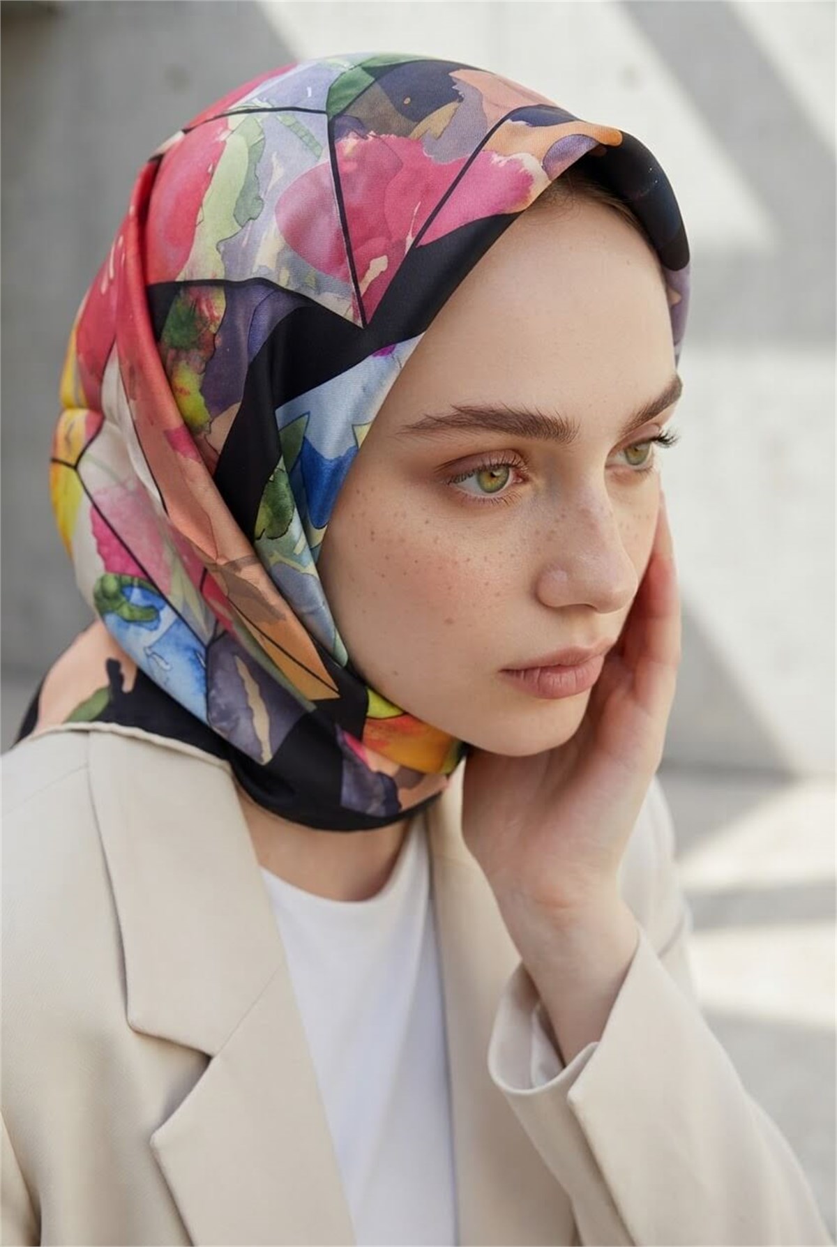 %100 Twill İpek Bahar Çiçekleri Desenli Siyah - Kırmızı Renkli 90x90 Eşarp Kenar Dikiş Şekli El Dikişli