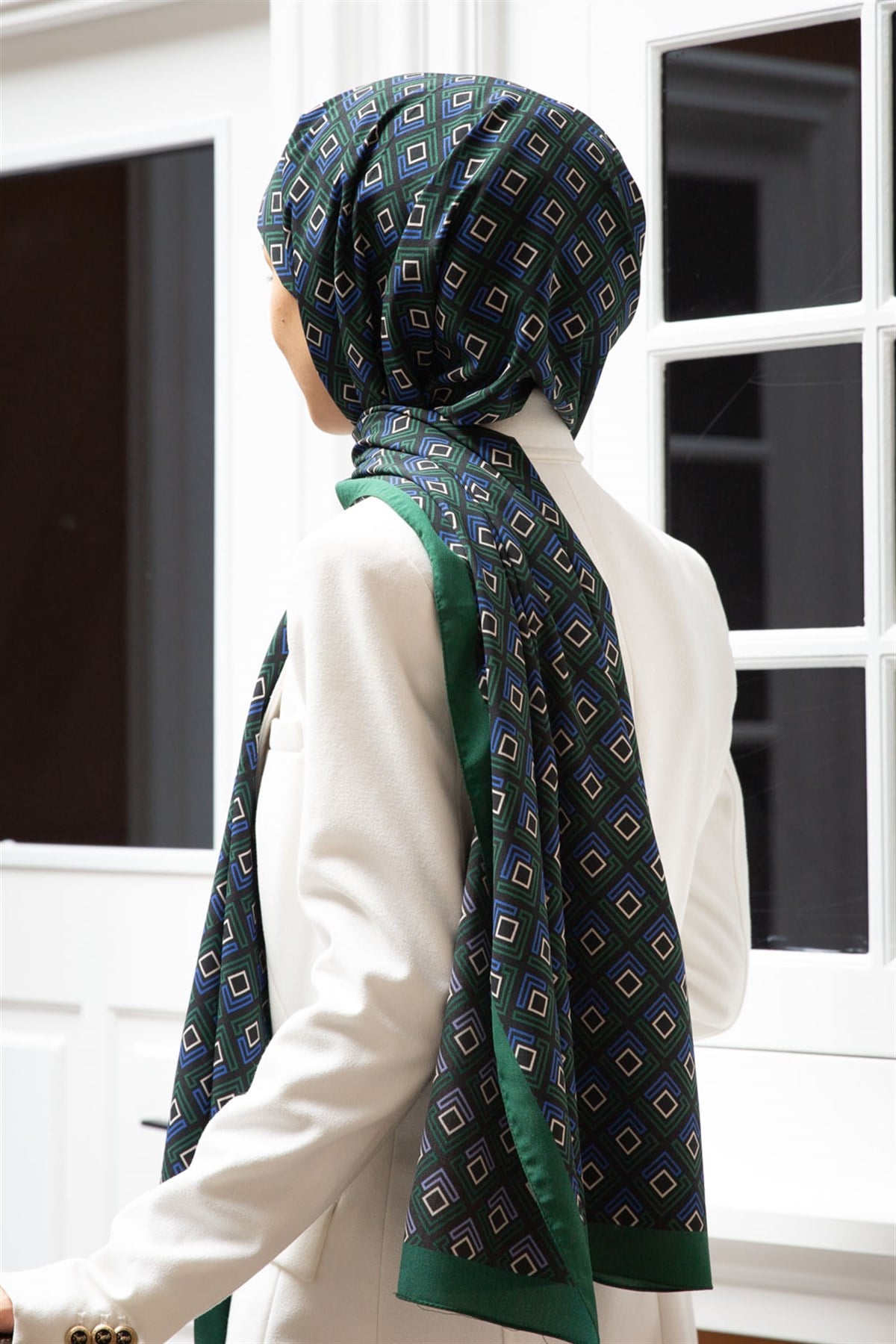 KREP MİNİ MOTİF DESENLİ ZÜMRÜT YEŞİLİ - SAKS RENKLİ 75X195 KIRIŞMAZ ŞAL
