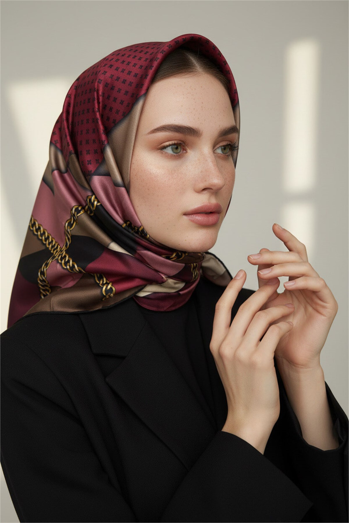 %100 Twill İpek Geometrik Desenli Bordo - Bej Renkli 90x90 Eşarp Dikim Şekli : El Dikişi