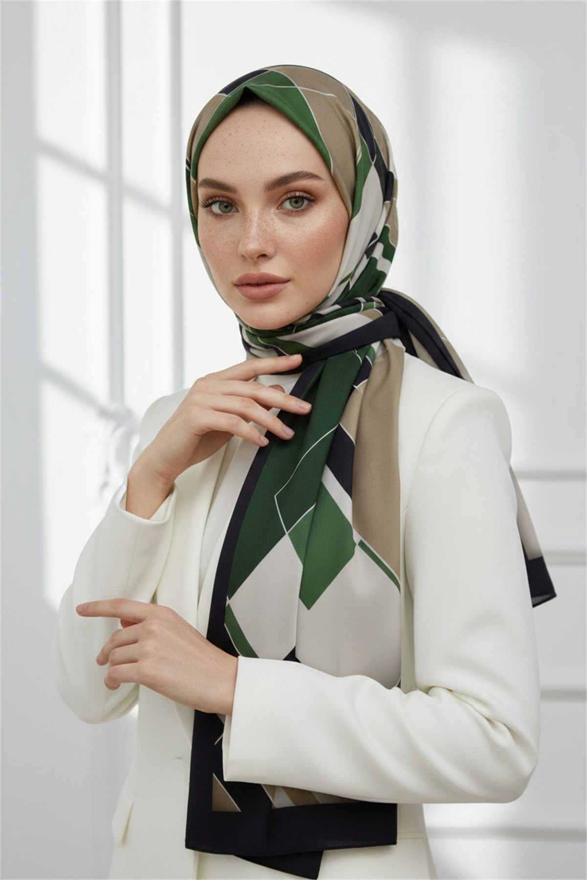 KREP GEOMETRİK DESENLİ ZÜMRÜT YEŞİLİ RENKLİ 75X195 KIRIŞMAZ ŞAL