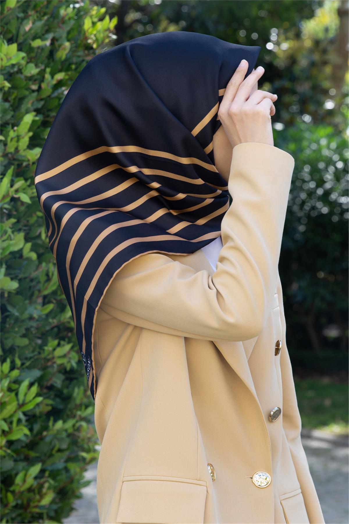 %100 Twill İpek Çizgili Desenli Siyah - Gold Renkli 90x90 Eşarp Dikim Şekli : El Dikişi