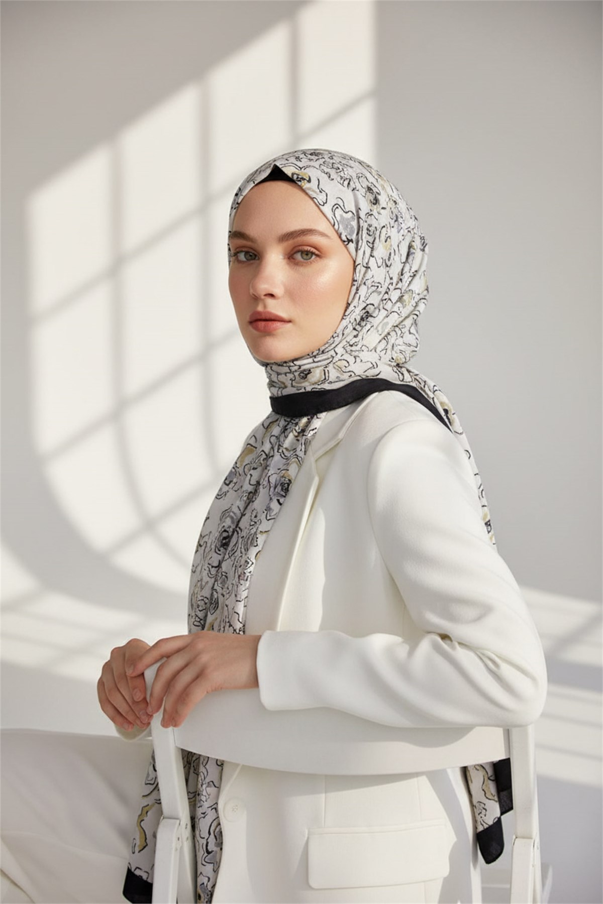 KREP ÇİÇEKLİ GRİ - BEJ MAVİ RENKLİ 75X195 KIRIŞMAZ ŞAL