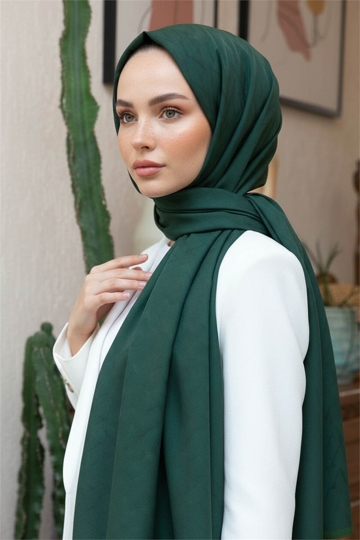 KREP DEGRADELİ MONOGRAM DESENLİ ZÜMRÜT YEŞİLİ RENKLİ 75X195 KIRIŞMAZ ŞAL