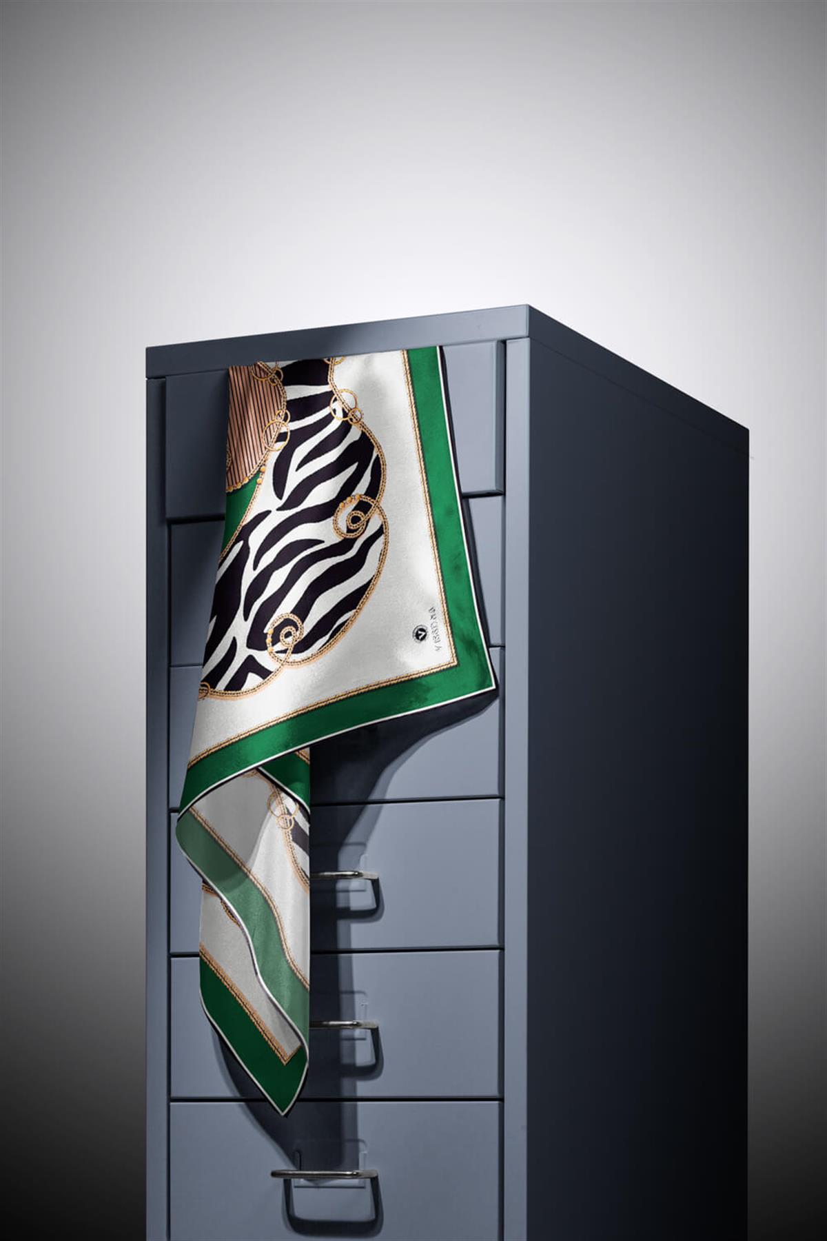 %100 Twill İpek Zincirli Ve Zebra Desenli Zümrüt Yeşili - Vizon Renkli 90x90 Eşarp Dikim Şekli : El Dikişi