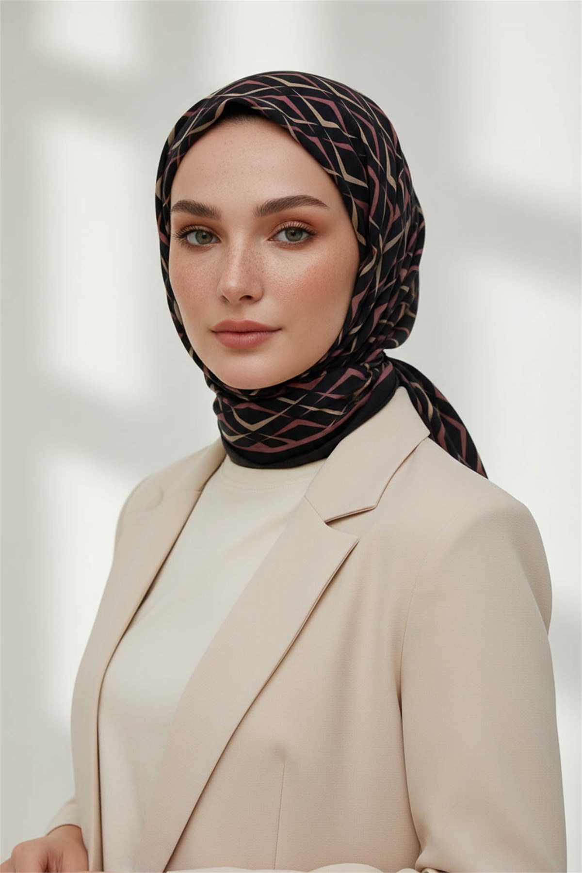 KREP GEOMETRİK DESENLİ SİYAH - GÜL KURUSU RENKLİ 75X195 KIRIŞMAZ ŞAL