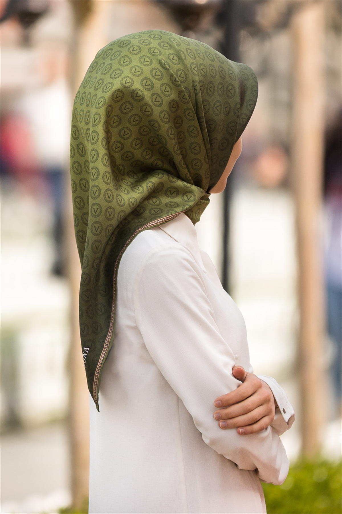 %100 Twill İpek Monogram Desenli Haki  Renkli 90x90 Eşarp Dikim Şekli : El Dikişi