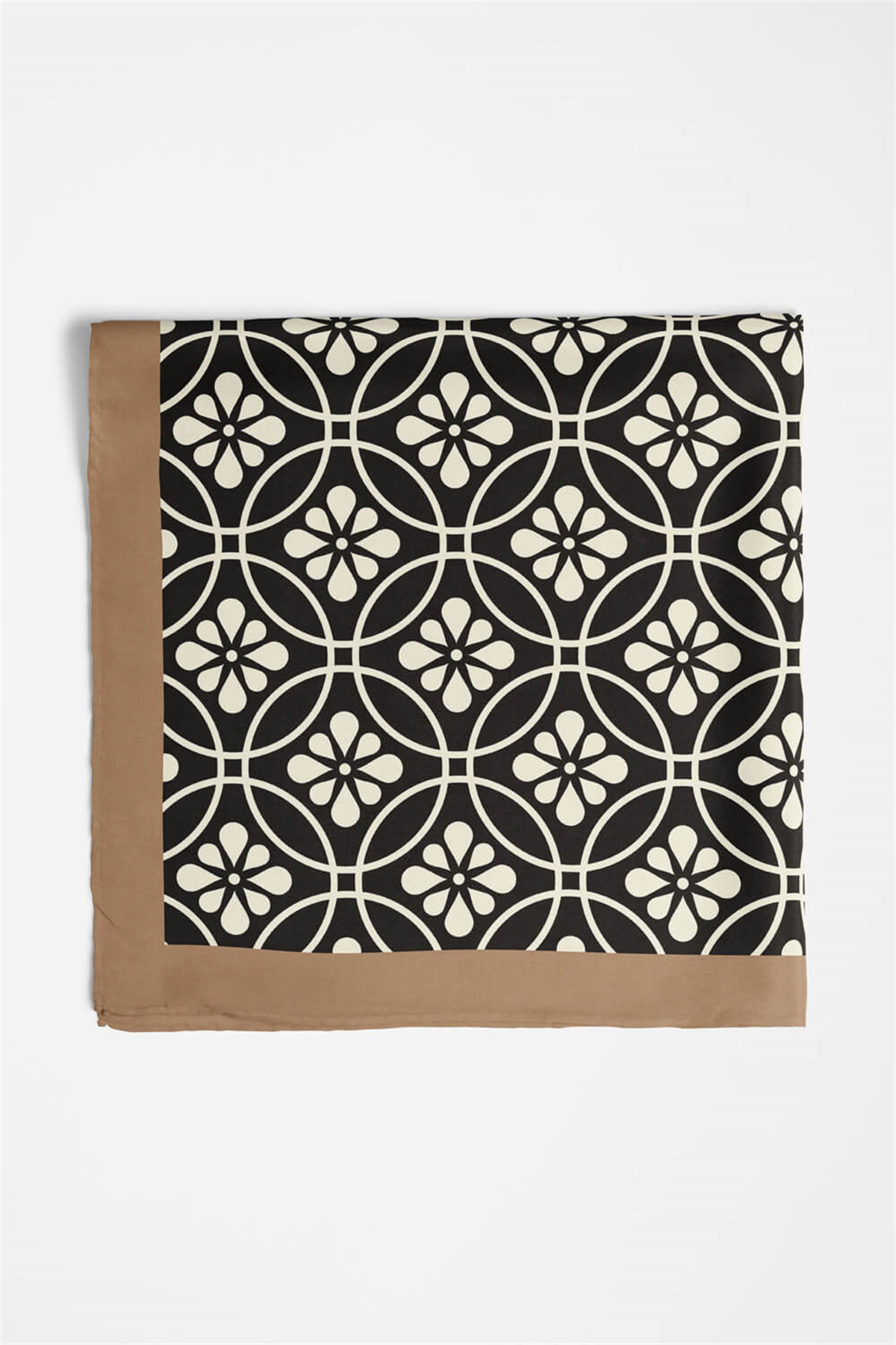 D104 Kadın Çiçek Desenli Bandana 50x50 Siyah Beyaz