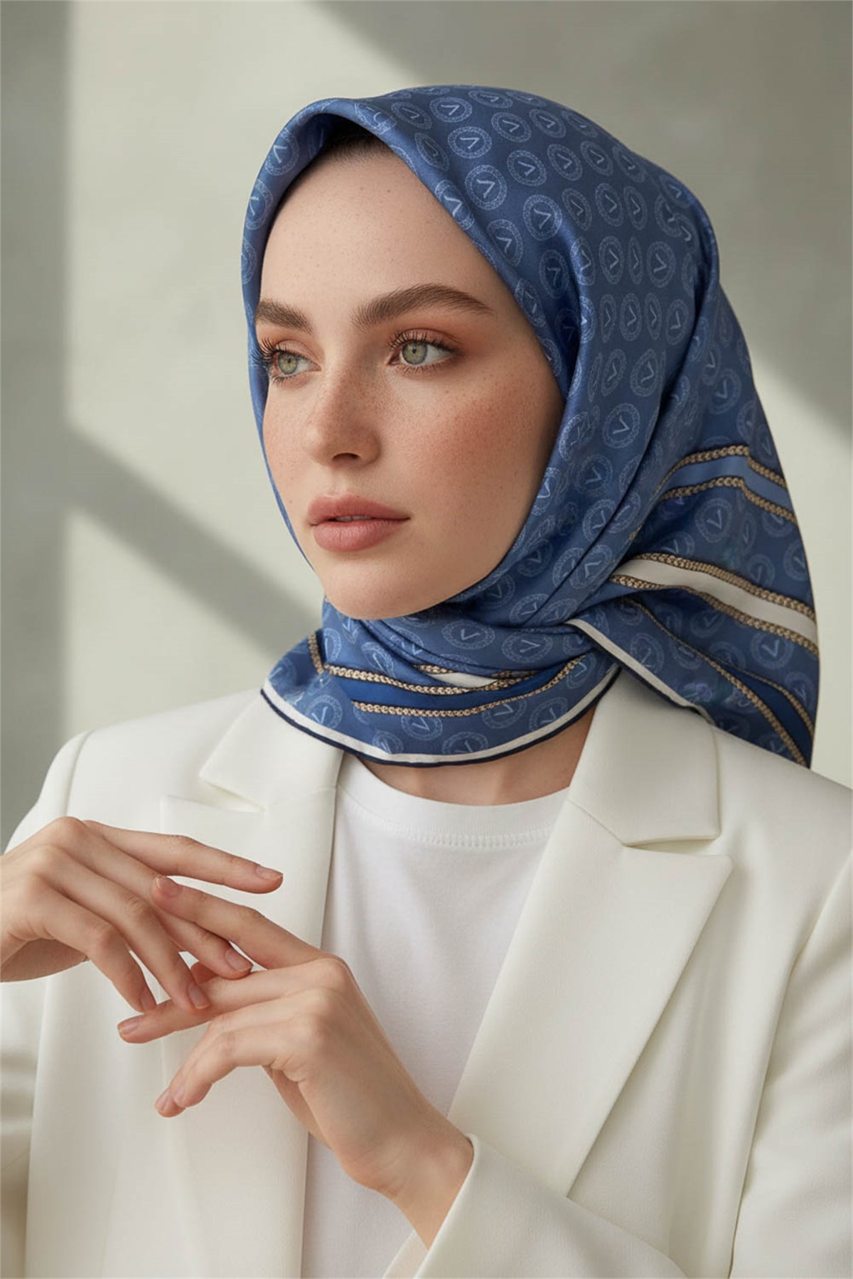 %100 Twill İpek Monogram Desenli İndigo - İndigo Renkli 90x90 Eşarp Dikim Şekli : El Dikişi