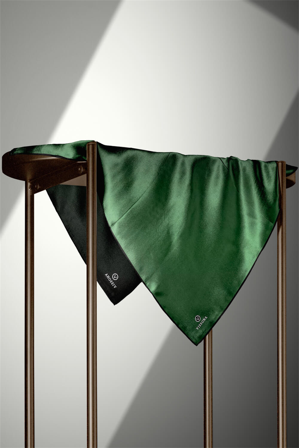 % 57 İPEK % 43 VİSKON Twill İpek Degrade Desenli Zümrüt Yeşili Renkli 90x90 Eşarp Dikim Şekli : El Dikişi