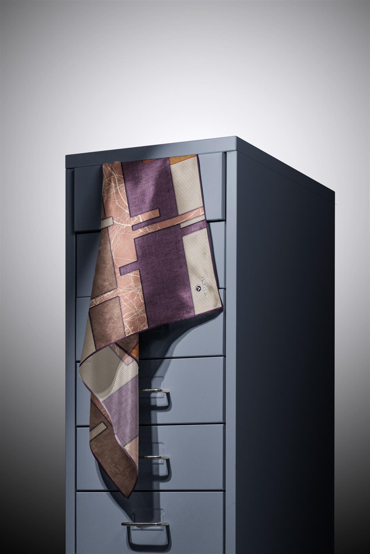 %100 Twill İpek Geometrik Desenli Mürdüm Renkli 90x90 Eşarp Dikim Şekli : El Dikişi