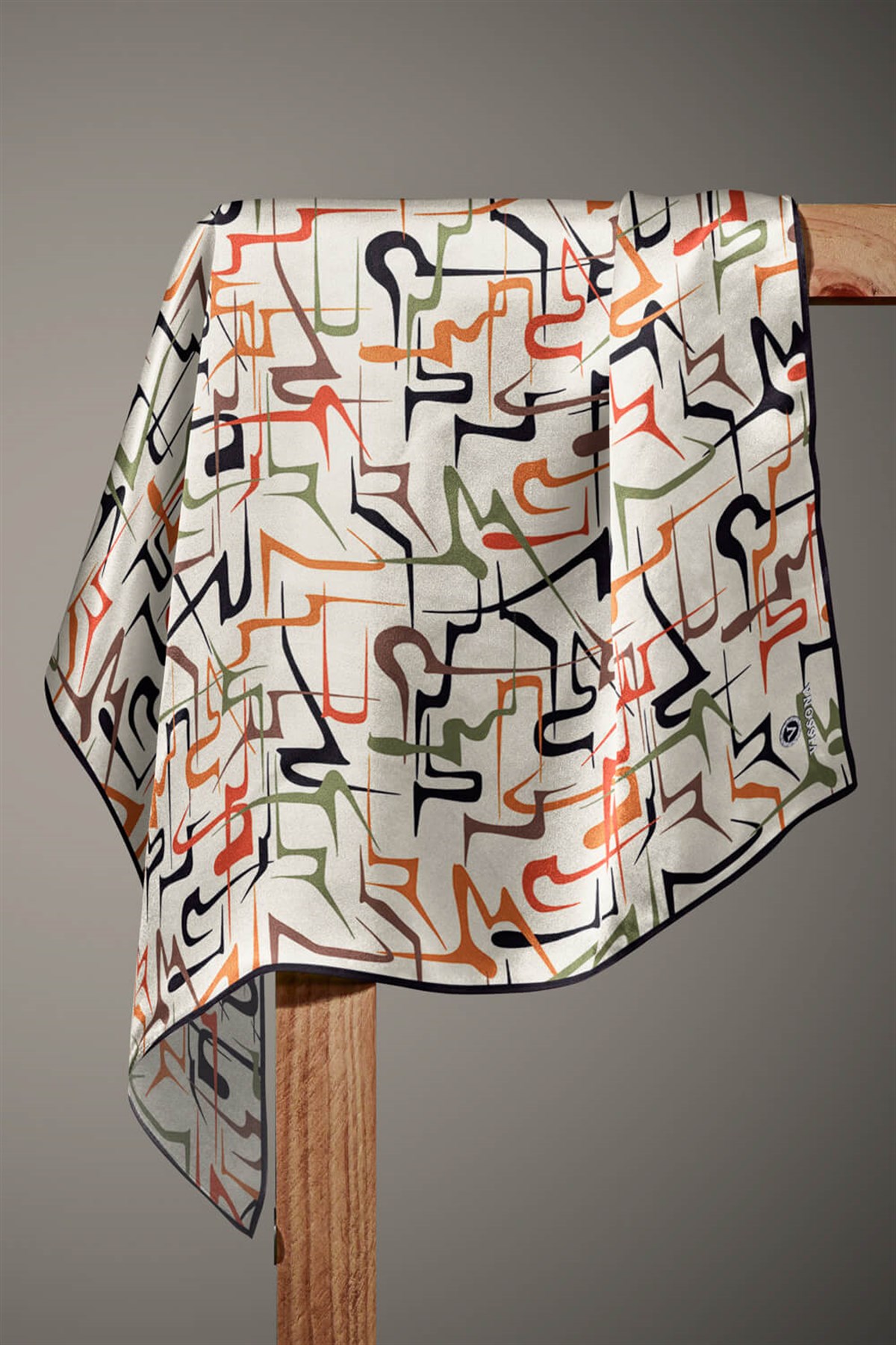 % 57 İPEK % 43 VİSKON Twill İpek Soyut Geometrik Desenli Taba - Haki Renkli 90x90 Eşarp Dikim Şekli : El Dikişi