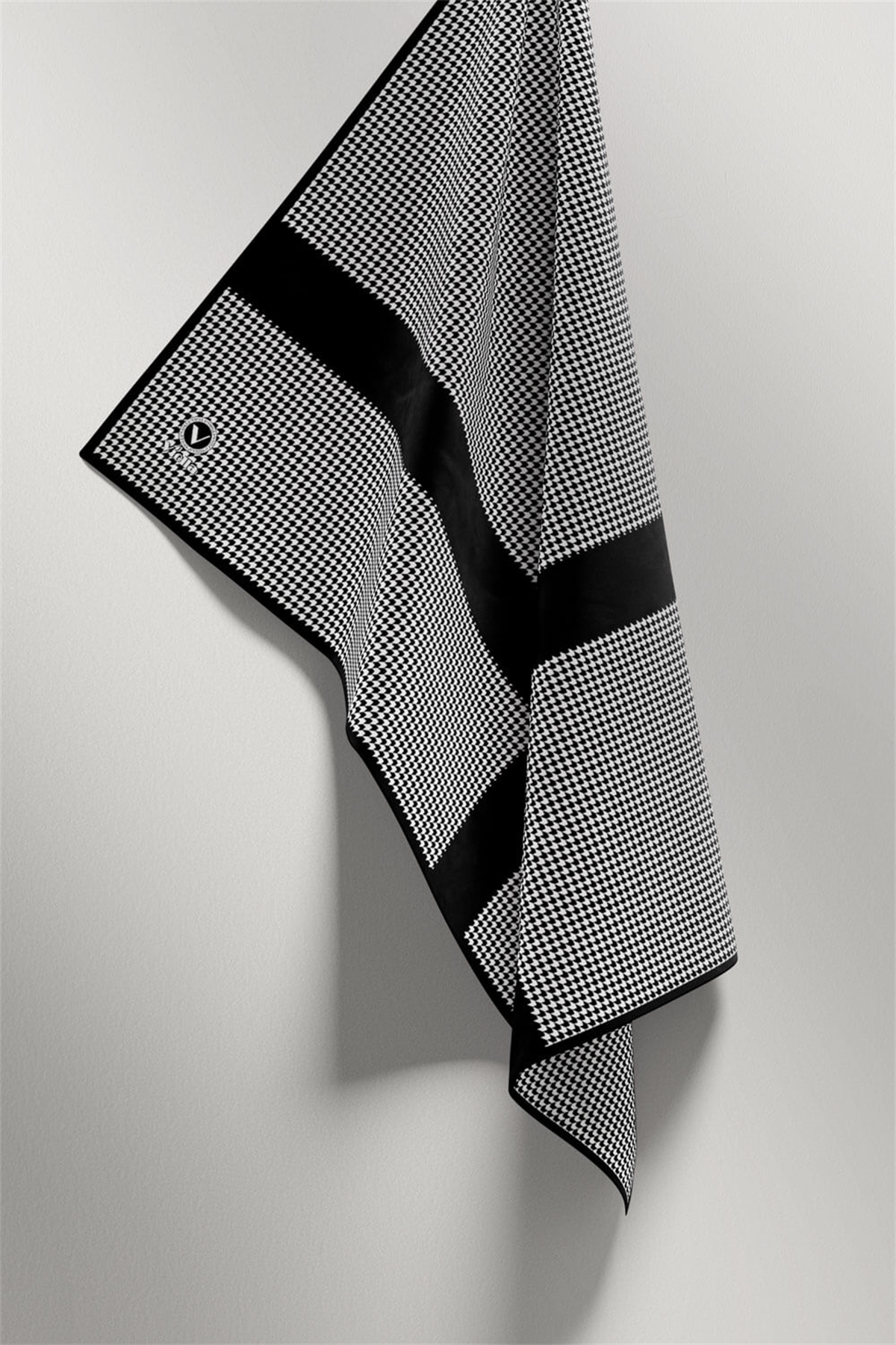 Twill Kazayaklı Şerit Desenli Siyah Renkli 90x90 Eşarp (İpek İçermez) Dikim Şekli : El Dikişi