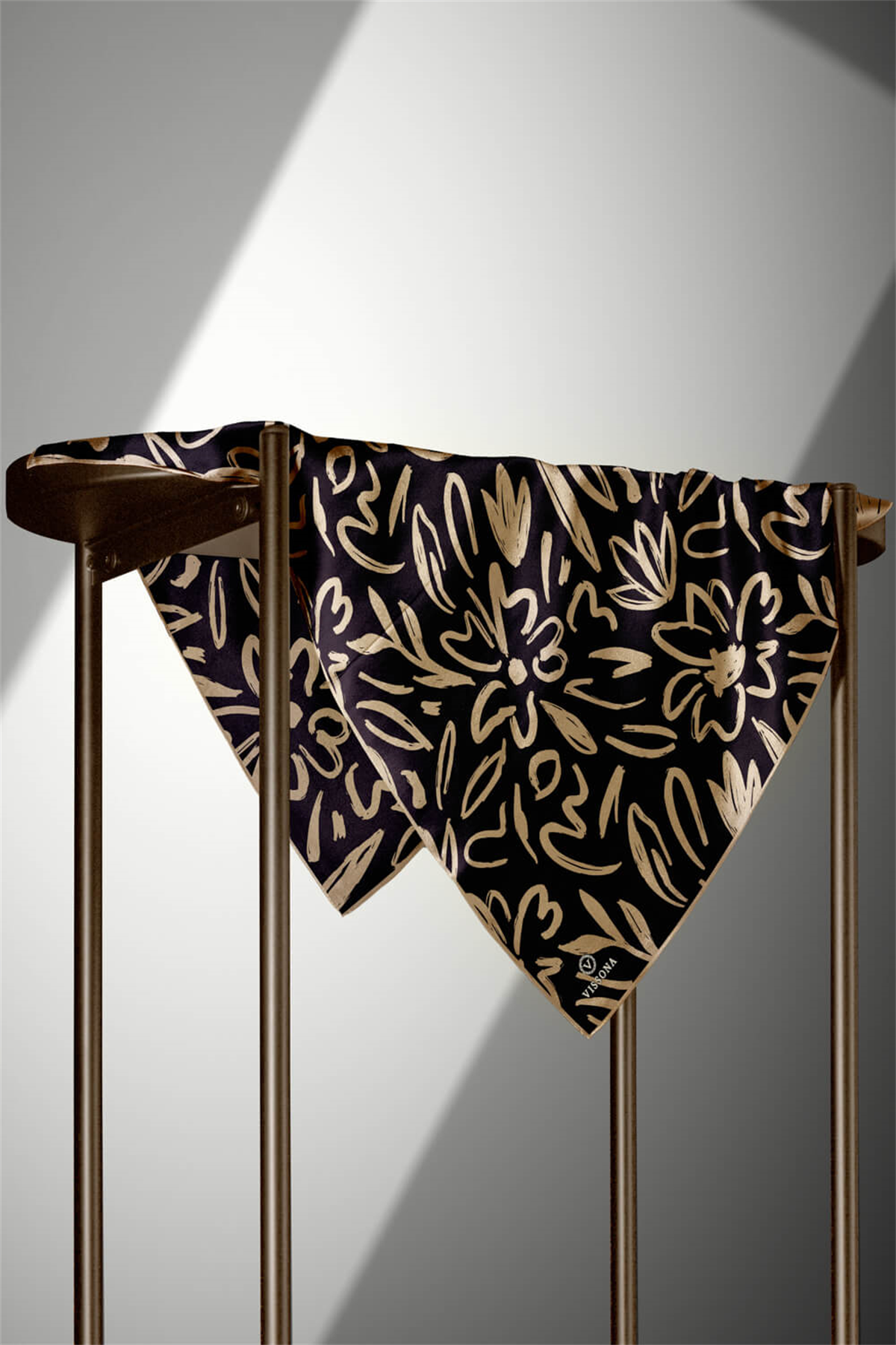 % 57 İPEK % 43 VİSKON Twill İpek Büyük Çiçek Desenli Siyah - Bej Renkli 90x90 Eşarp Dikim Şekli : El Dikişi