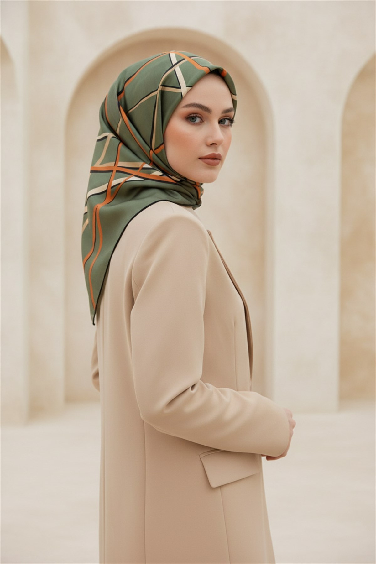 %57 İPEK %43 VİSKON Twill İpek Çizgili Desenli Çağla Yeşili - Taba Renkli 90x90 Eşarp Dikim Şekli : El Dikişi