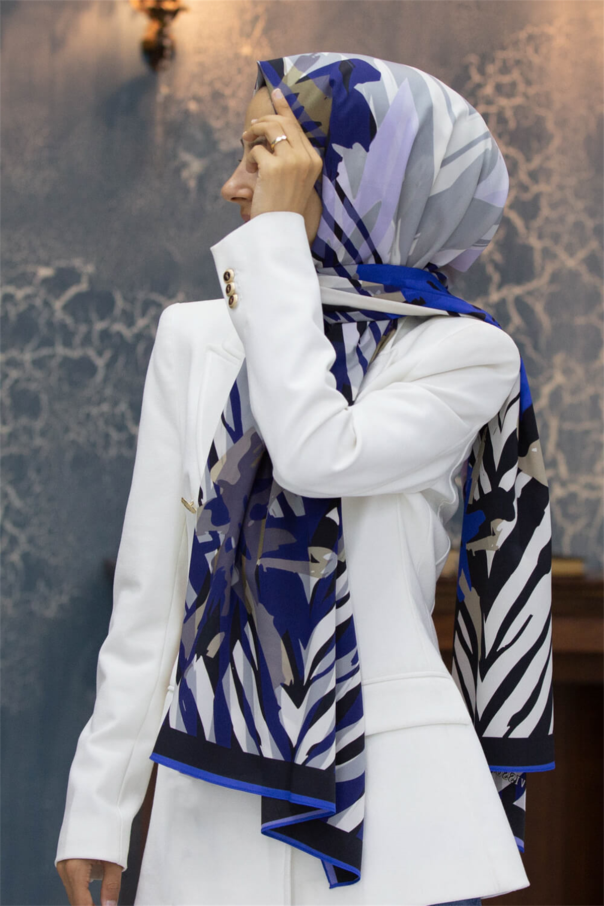 LÜKS MEDİNE İPEĞİ ZEBRA VE ÇİÇEK DESENLİ SAKS RENKLİ 75X195 KIRIŞMAZ ŞAL MOSS KREP DİKİŞ TİPİ İTALYAN DİKİŞLİ