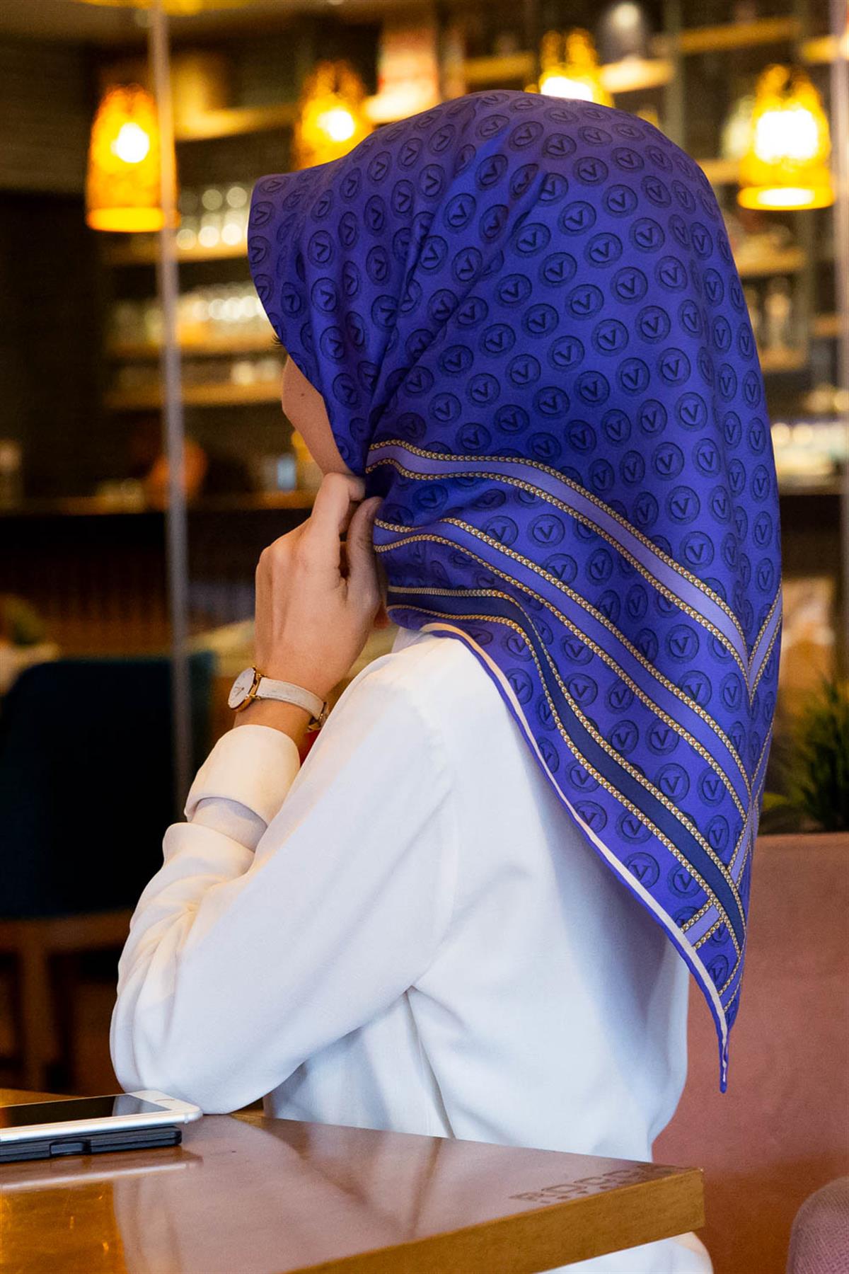 %100 Twill İpek Monogram Desenli Saks - Lacivert Renkli 90x90 Eşarp Dikim Şekli : El Dikişi