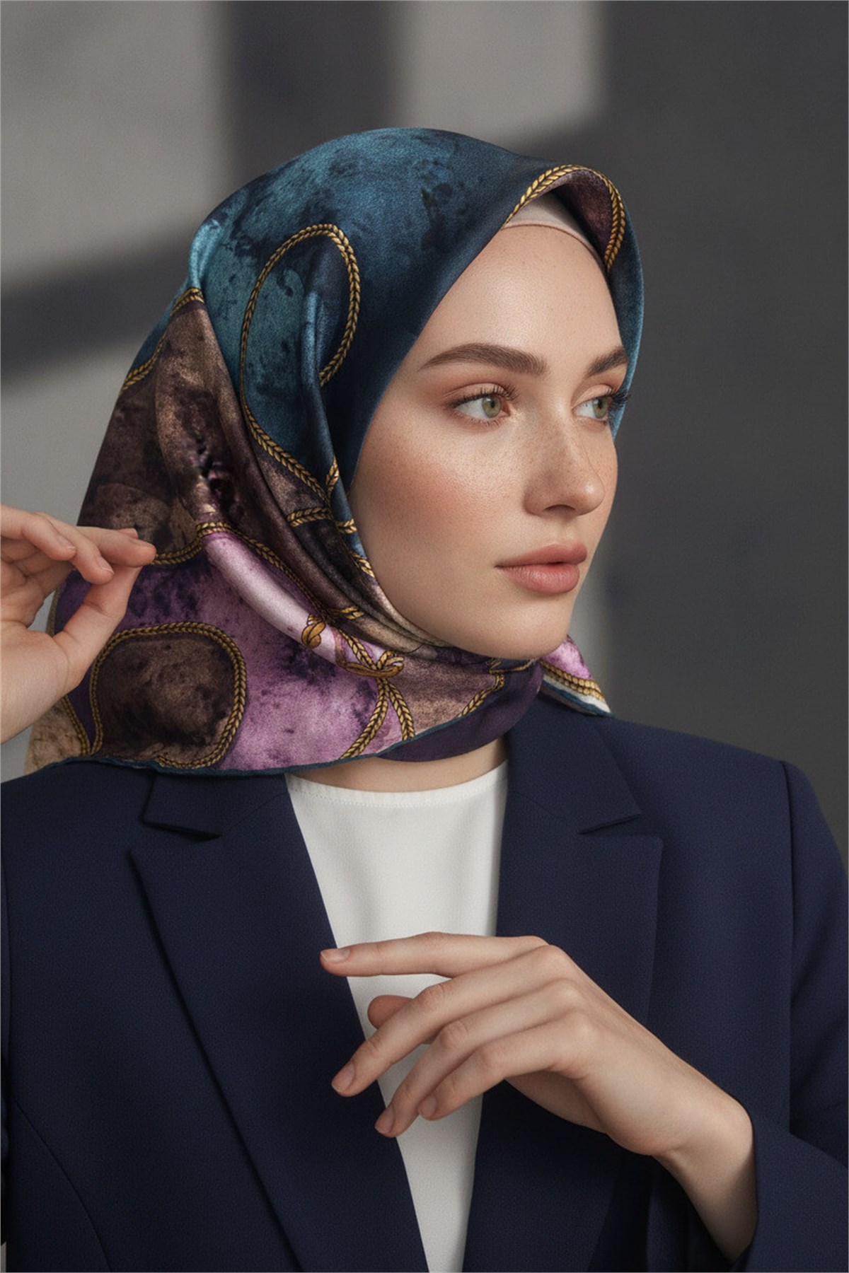 %100 Twill İpek Zincirli Mermer Desenli Petrol Yeşili - Lila Renkli 90x90 Eşarp Dikim Şekli : El Dikişi