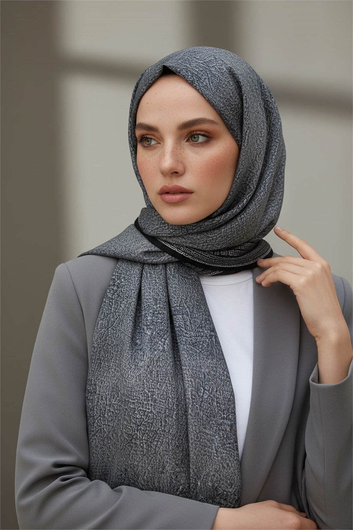 KREP DESENLİ FÜME RENKLİ 75X195 KIRIŞMAZ ŞAL