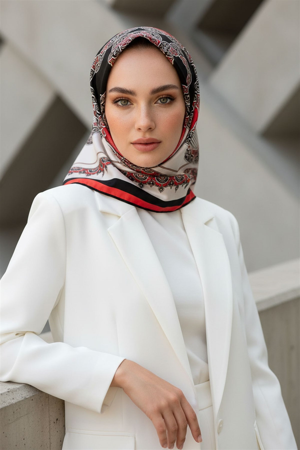%100 Twill Türk Motifi  Desenli Siyah - Nar Çiçeği Renkli 90x90 Eşarp Dikim Şekli: El Dikişi