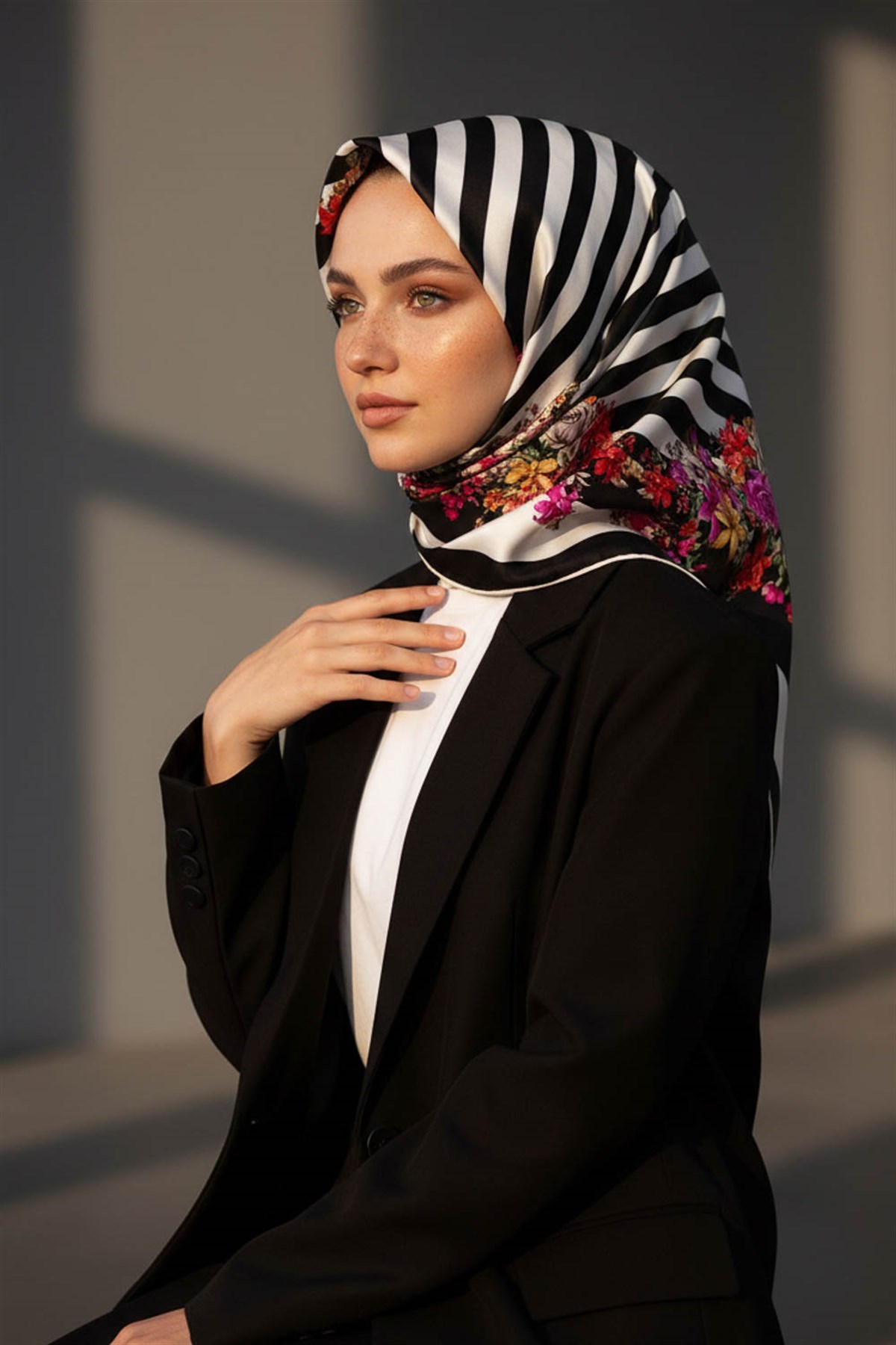 %100 Twill İpek Çıtır Çiçekli Ve Çizgi Desenli Siyah - Fuşya Renkli 90x90 Eşarp Dikim Şekli : El Dikişi
