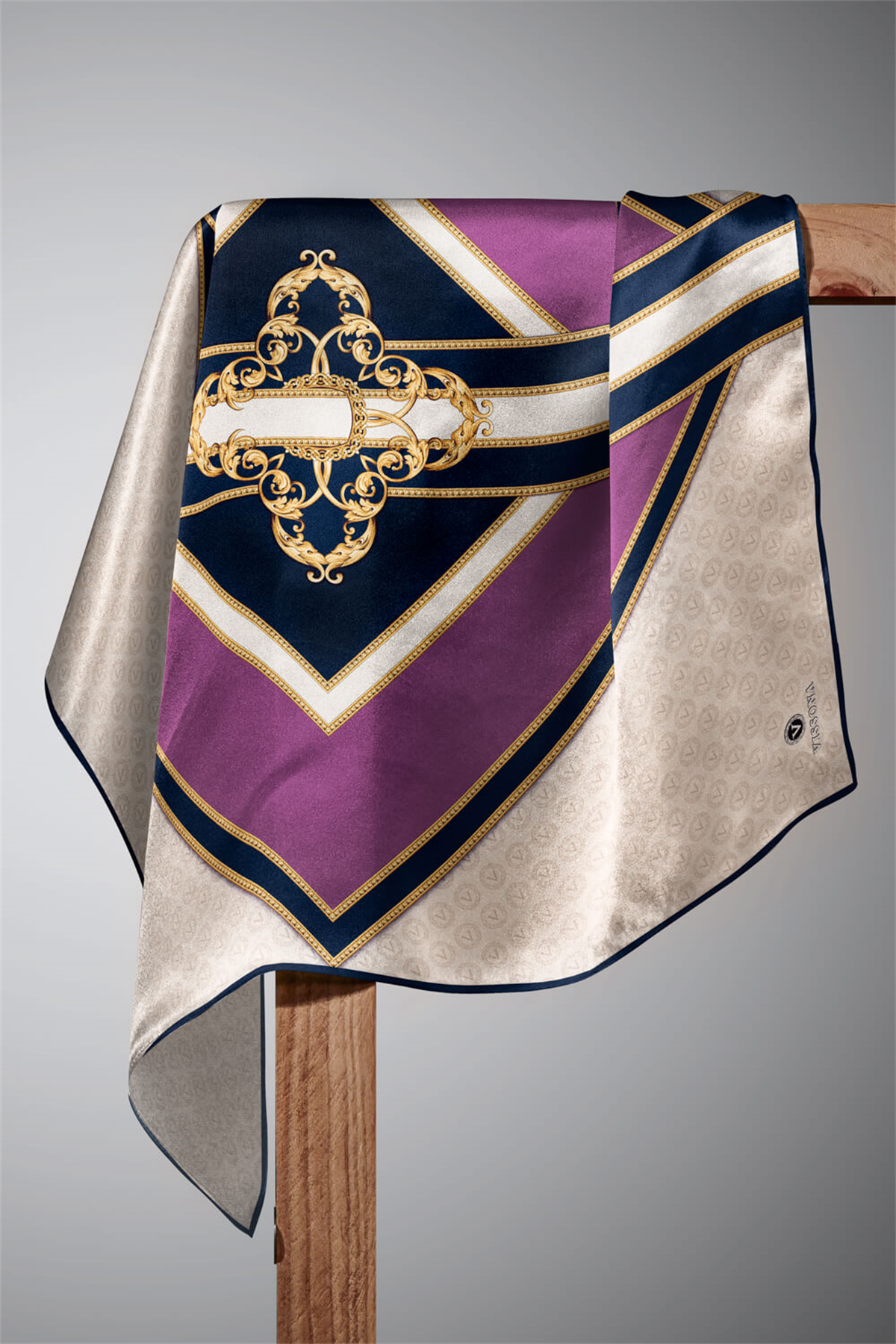 %100 Twill İpek Monogram ve Barok Desenli Lila - Lacivert Renkli 90x90 Eşarp Dikim Şekli : El Dikişi