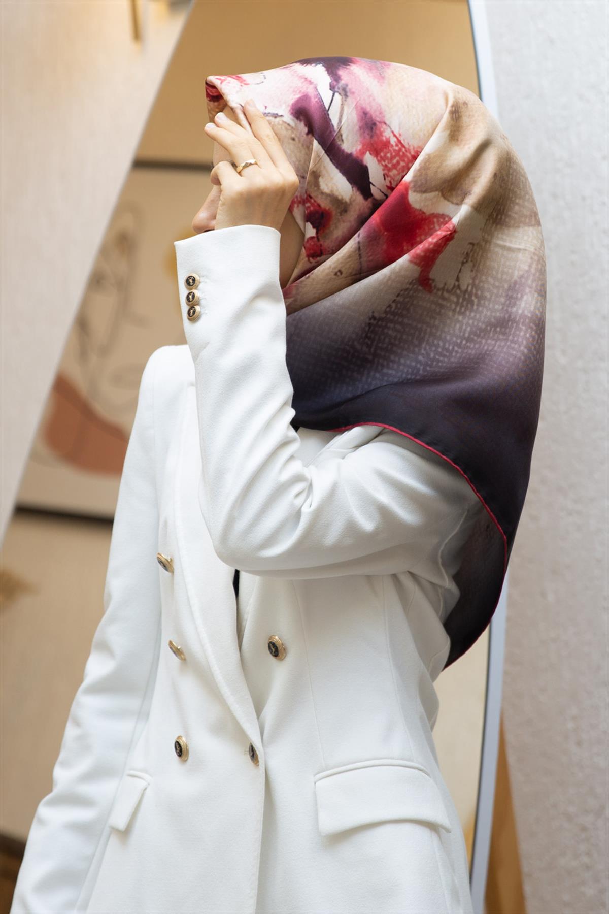 %100 Twill İpek Suluboya Çiçek Desenli Hardal - Bordo Renkli 90x90 Eşarp Dikim Şekli : El Dikişi