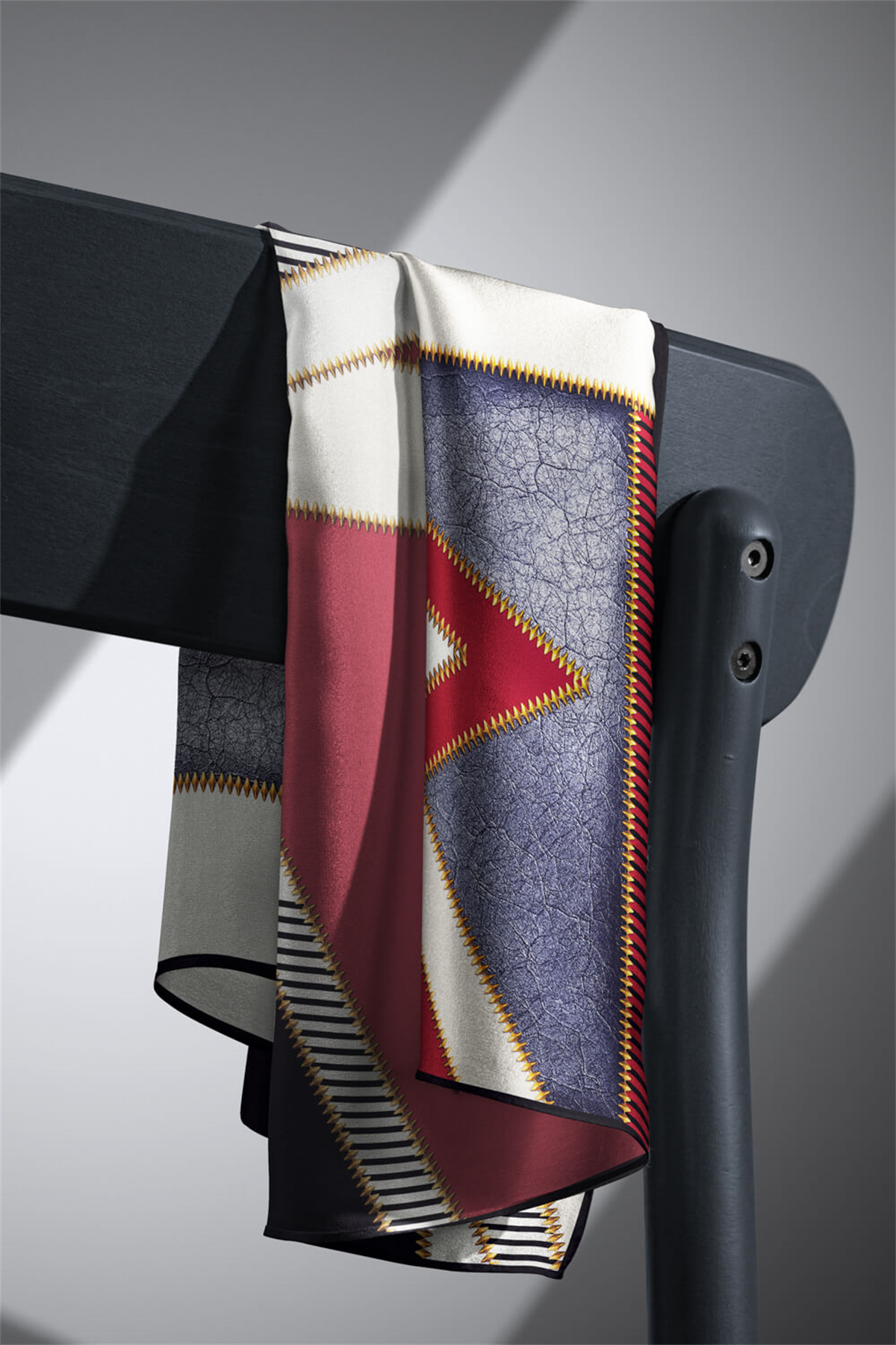 % 57 İPEK % 43 VİSKON Twill İpek Geometrik Desenli Bordo - Siyah Renkli 90x90 Eşarp Dikim Şekli : El Dikişi