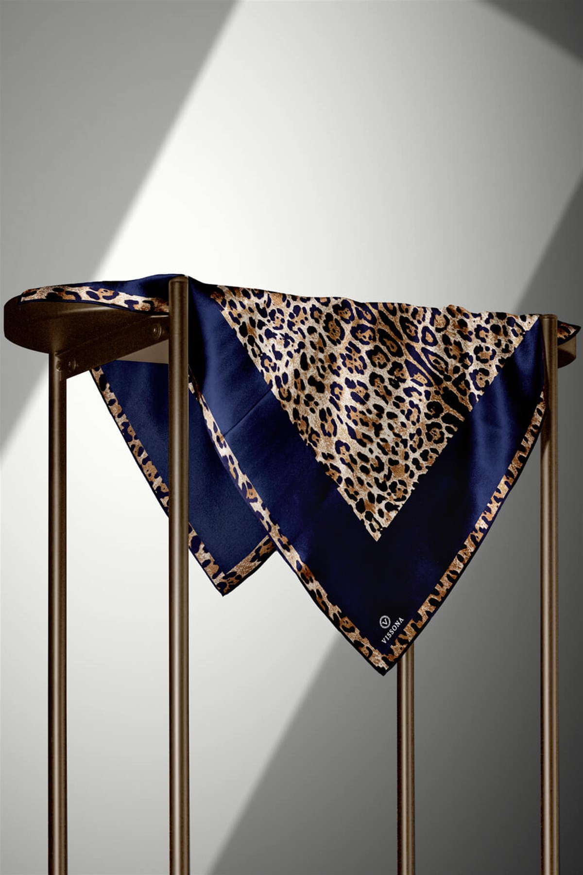 %100 Twill İpek Leopar Desenli Lacivert Renkli 90x90 Eşarp Dikim Şekli : El Dikişi