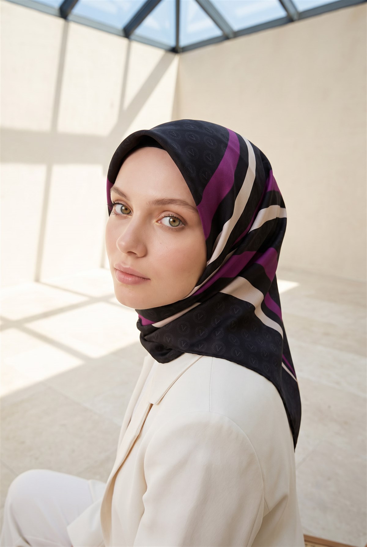 %100 Twill İpek Monogram Ve Geometrik Desenli Siyah - Mürdüm Renkli 90x90 Eşarp Dikim Şekli : El Dikişi
