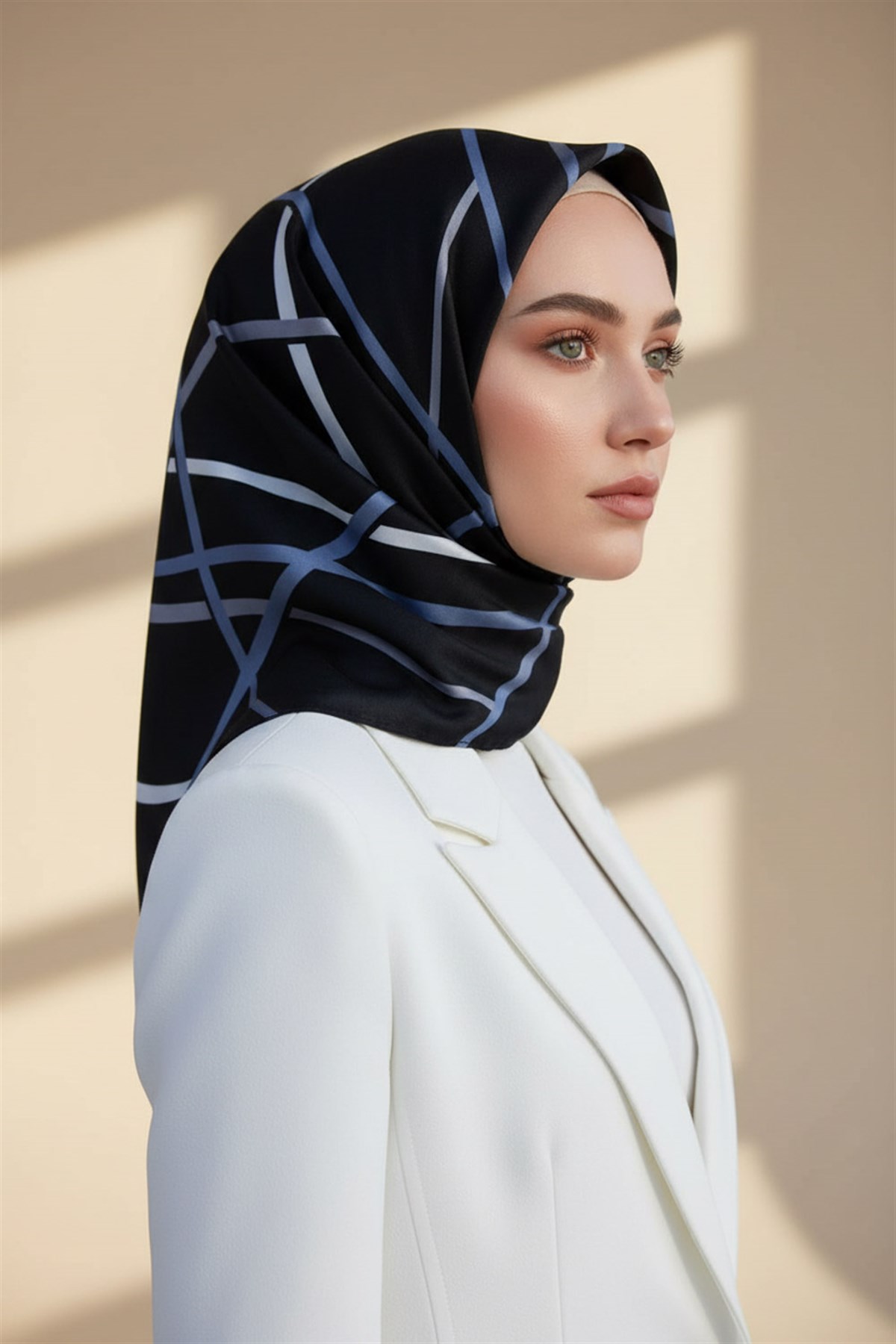 %57 İPEK %43 VİSKON Twill İpek Çizgili Desenli Siyah - İndigo Renkli 90x90 Eşarp Dikim Şekli : El Dikişi