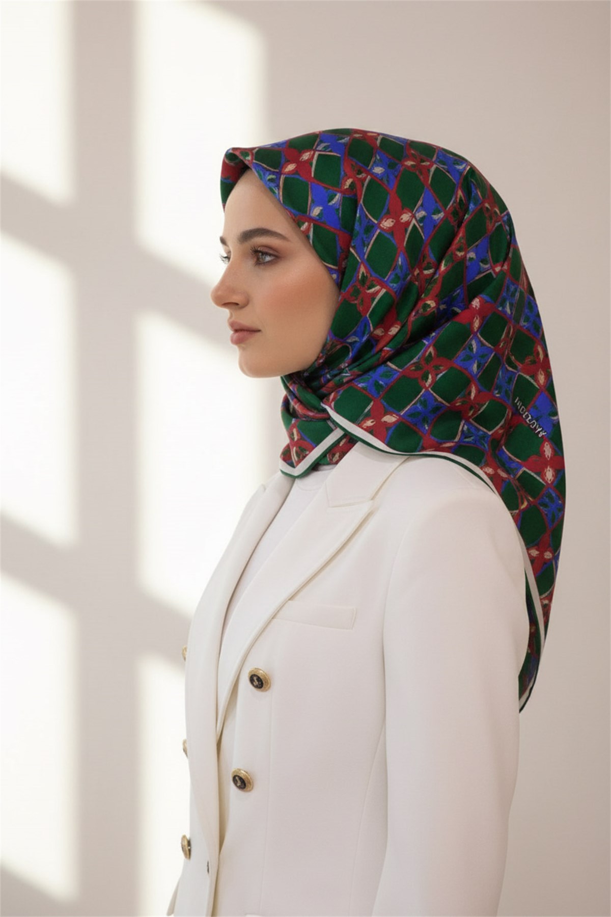 %100 Twill İpek Geometrik Desenli Zümrüt Yeşili Renkli 90x90 Eşarp Dikim Şekli : El Dikişi
