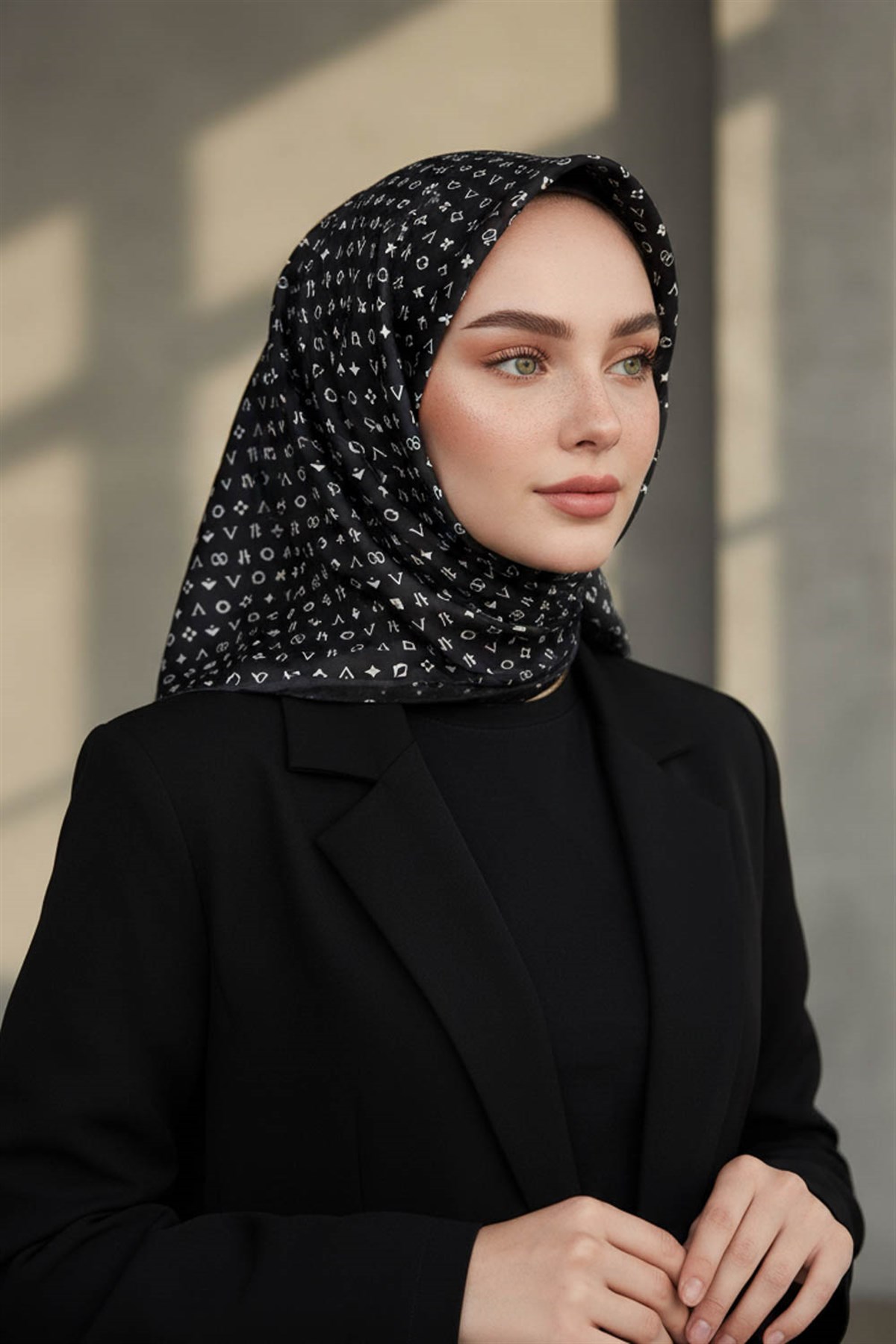 %100 Twill İpek Çıtır Motif Desenli Siyah - Krem Renkli 90x90 Eşarp Dikim Şekli : El Dikişi