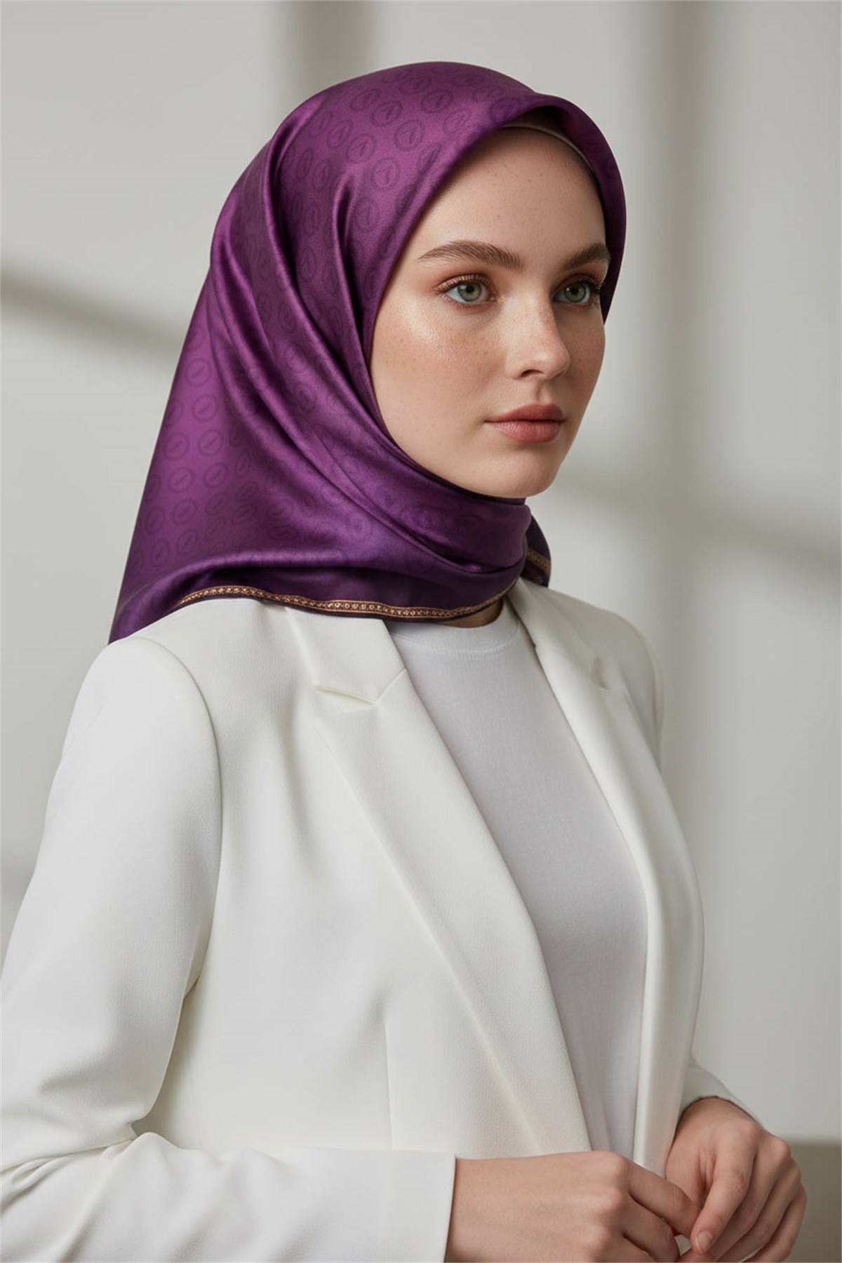 Rayon Degra Desenli Mürdüm Renkli 90x90 Dikim Şekli : El Dikişi Eşarp (İpek İçermez) Kenar Dikiş Şekli El Dikişli