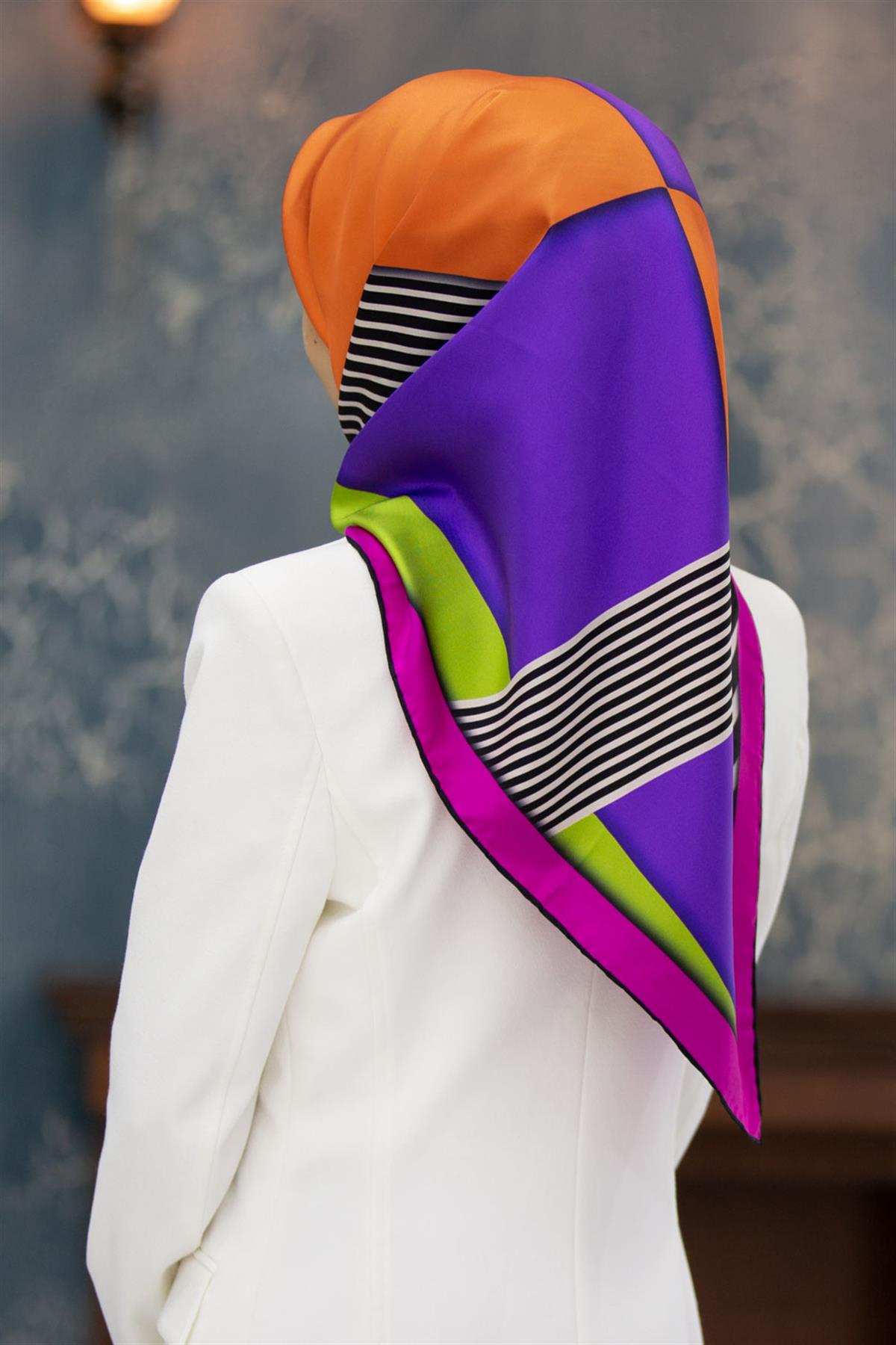 %100 Twill İpek Çizgili ve Geometrik Desenli Fuşya - Turuncu Renkli 90x90 Eşarp Dikim Şekli : El Dikişi