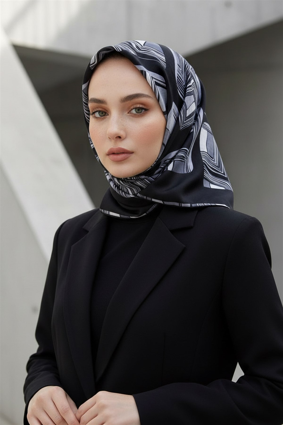 %100 Twill İpek Geometrik Kare Desenli Siyah - Beyaz Renkli 90x90 Eşarp Dikim Şekli : El Dikişi