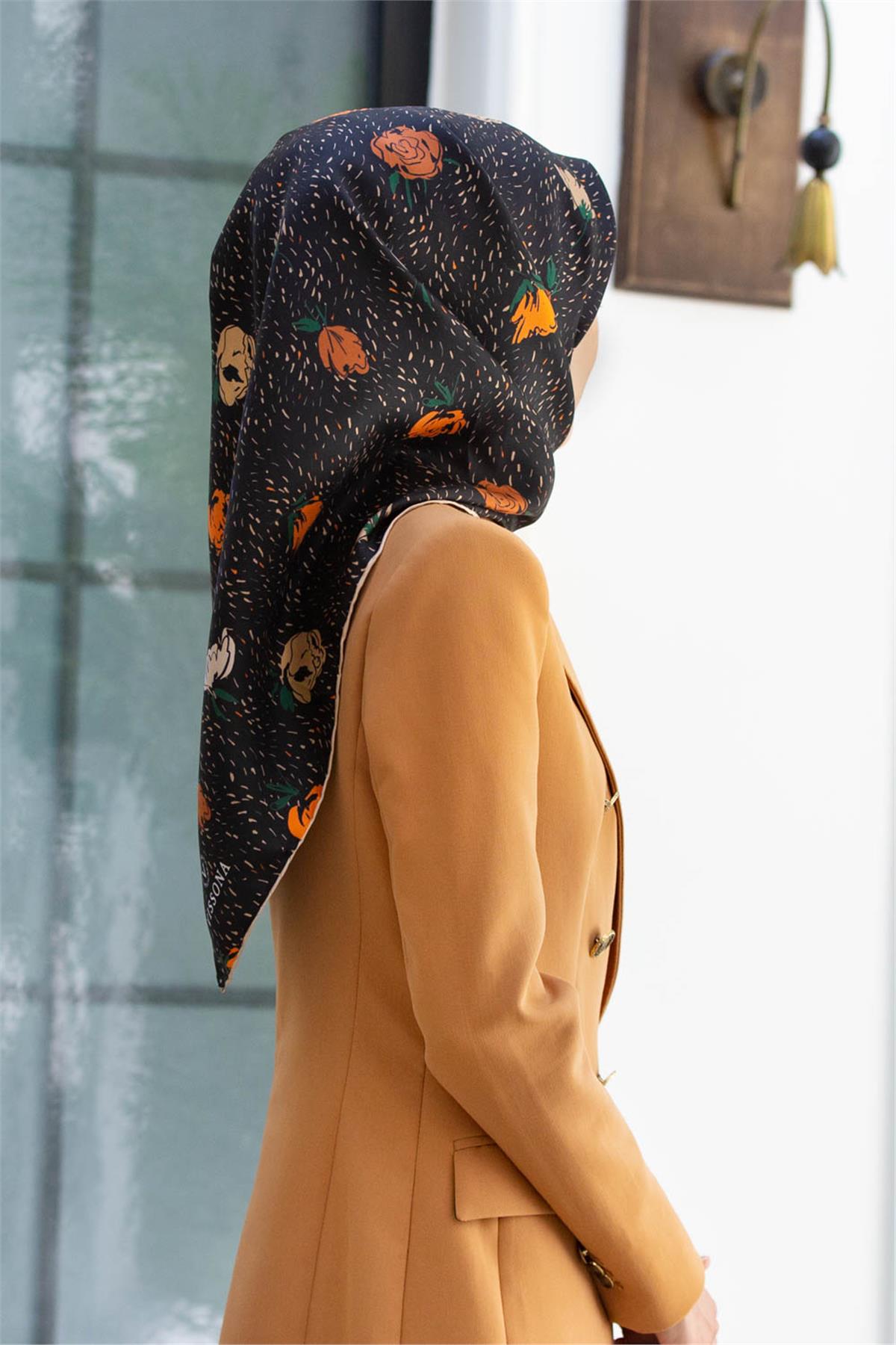 %100 Twill İpek Çıtır Çiçek Desenli Siyah - Taba Renkli 90x90 Eşarp Dikim Şekli : El Dikişi