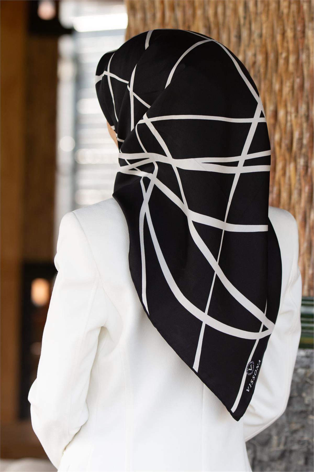 %100 Twill İpek Çizgili Desenli Siyah - Beyaz Renkli 90x90 Eşarp Dikim Şekli : El Dikişi