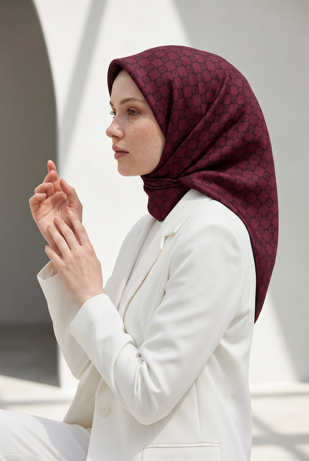 %100 Twill İpek Monogram Desenli Şarabi Renkli 90x90 Eşarp Dikim Şekli : El Dikişi