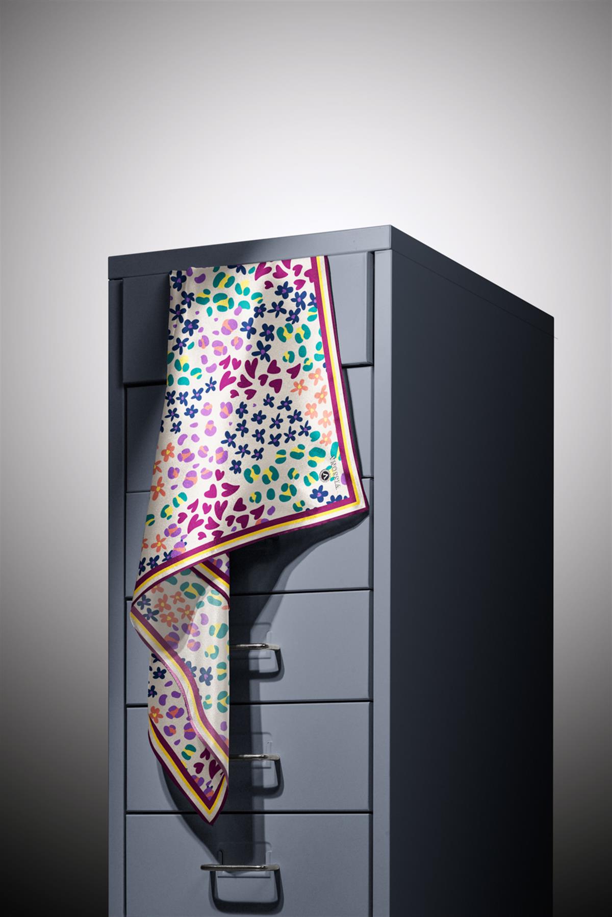 %100 Twill İpek Kalpli Leopar Desenli Krem - Mürdüm Renkli 90x90 Eşarp Dikim Şekli : El Dikişi