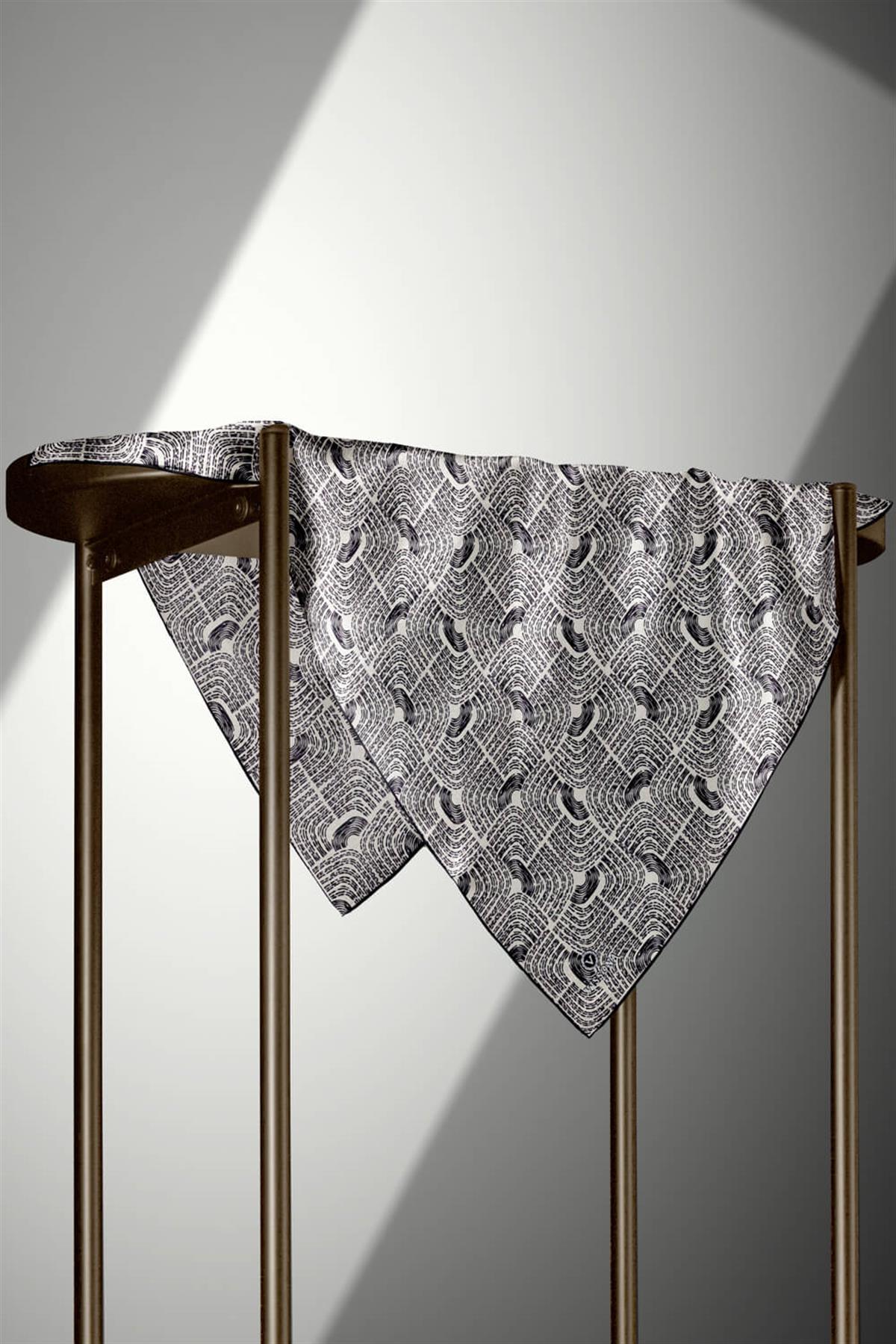 %100 Twill İpek Geometrik Desenli Siyah - Beyaz Renkli 90x90 Eşarp Dikim Şekli : El Dikişi