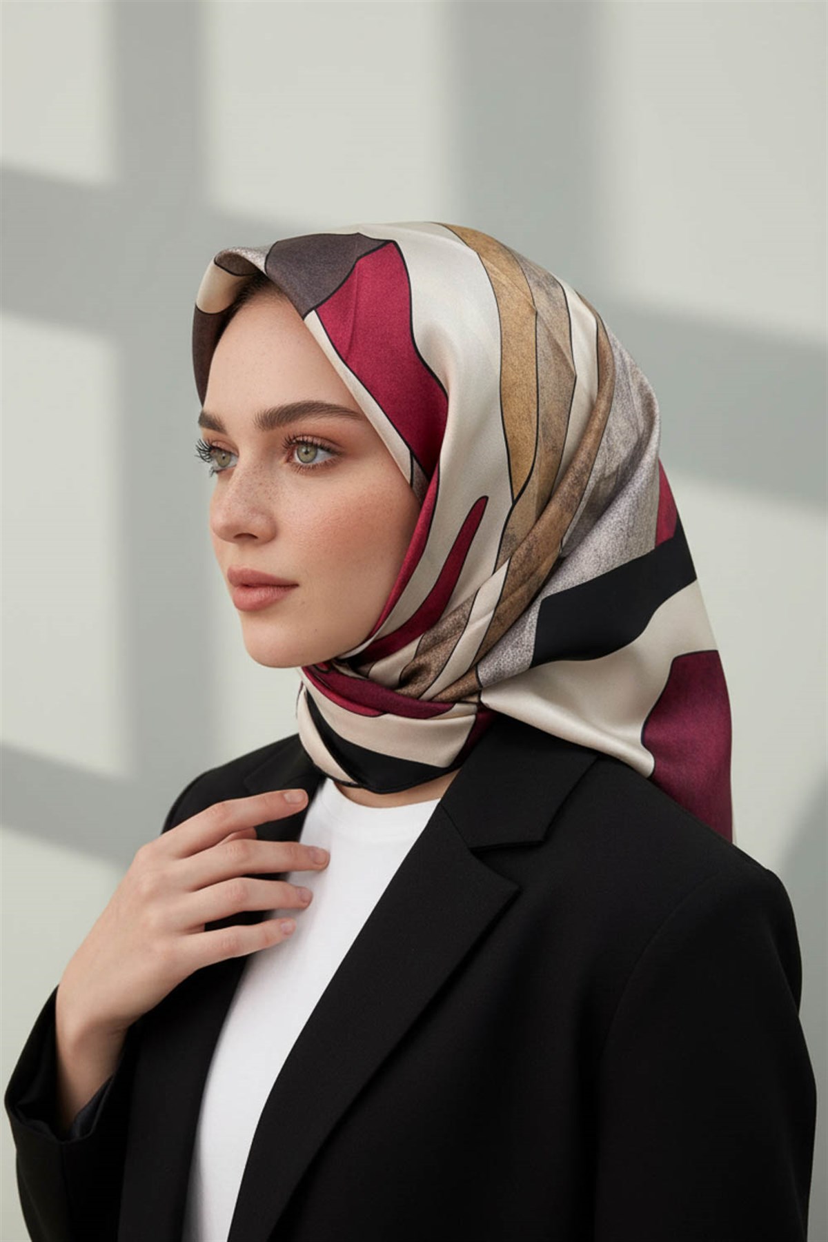 %100 Twill İpek Geometrik Desenli Bej - Bordo Renkli 90x90 Eşarp Dikim Şekli : El Dikişi