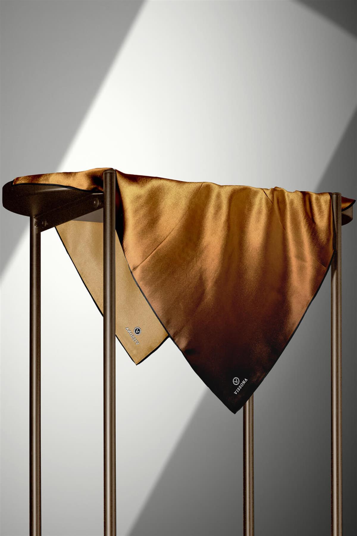 %100 Twill İpek Degrade Desenli Gold Renkli 90x90 Eşarp Dikim Şekli : El Dikişi