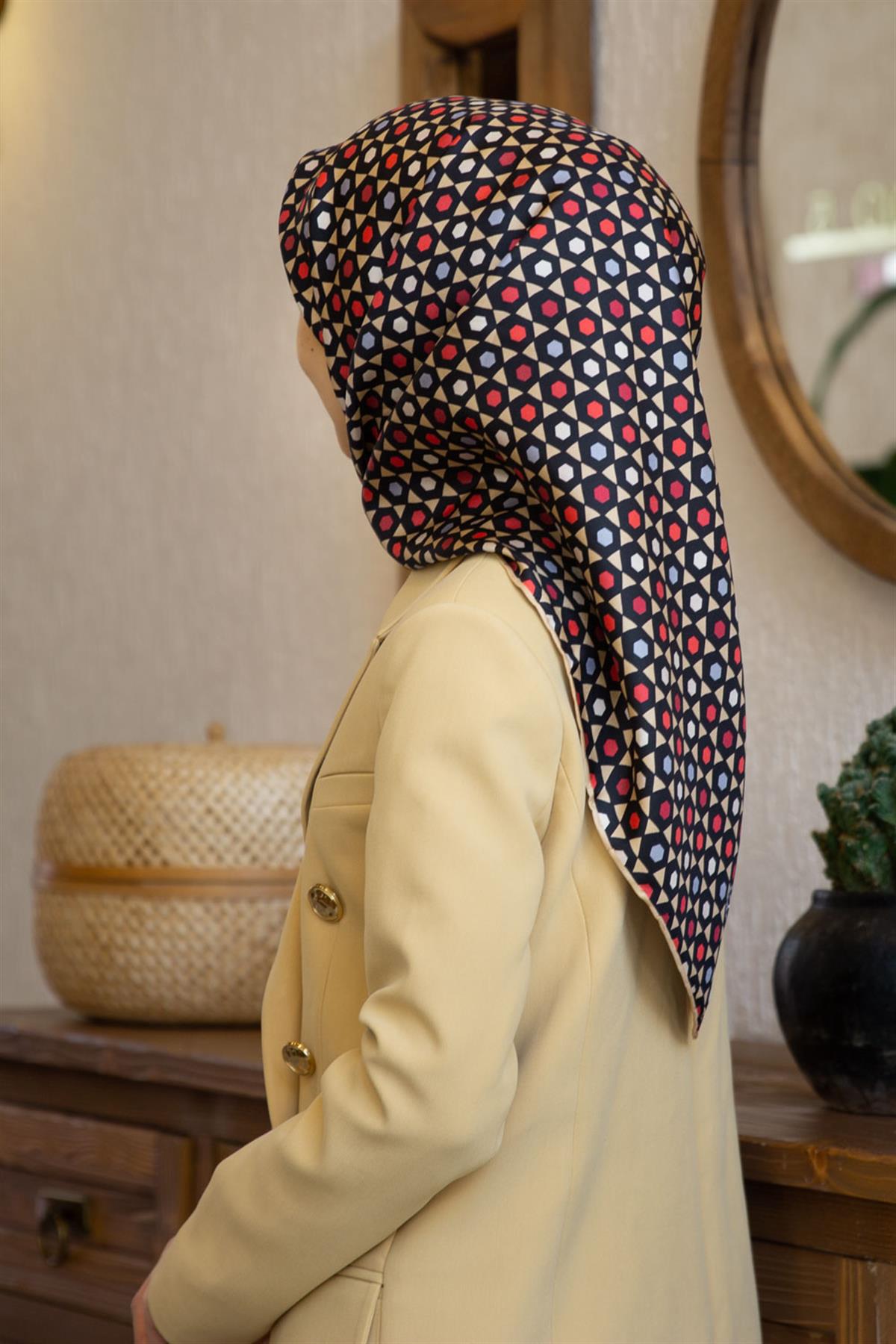 %100 Twill İpek Nokta Desenli Siyah - Bej Renkli 90x90 Eşarp Dikim Şekli : El Dikişi