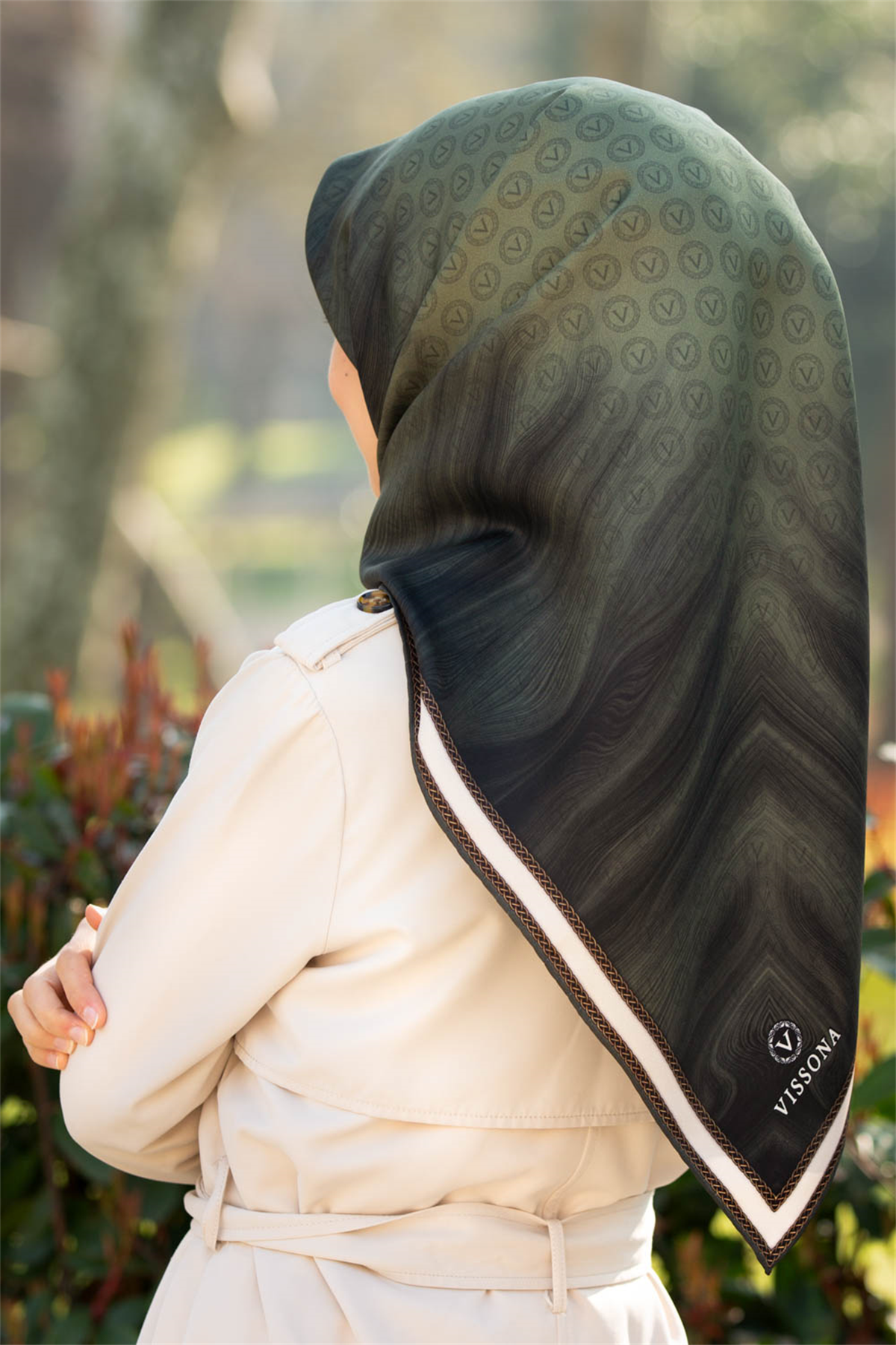 % 57 İPEK % 43 VİSKON Twill İpek Monogram Desenli Haki Renkli 90x90 Dikim Şekli : El Dikişi Eşarp