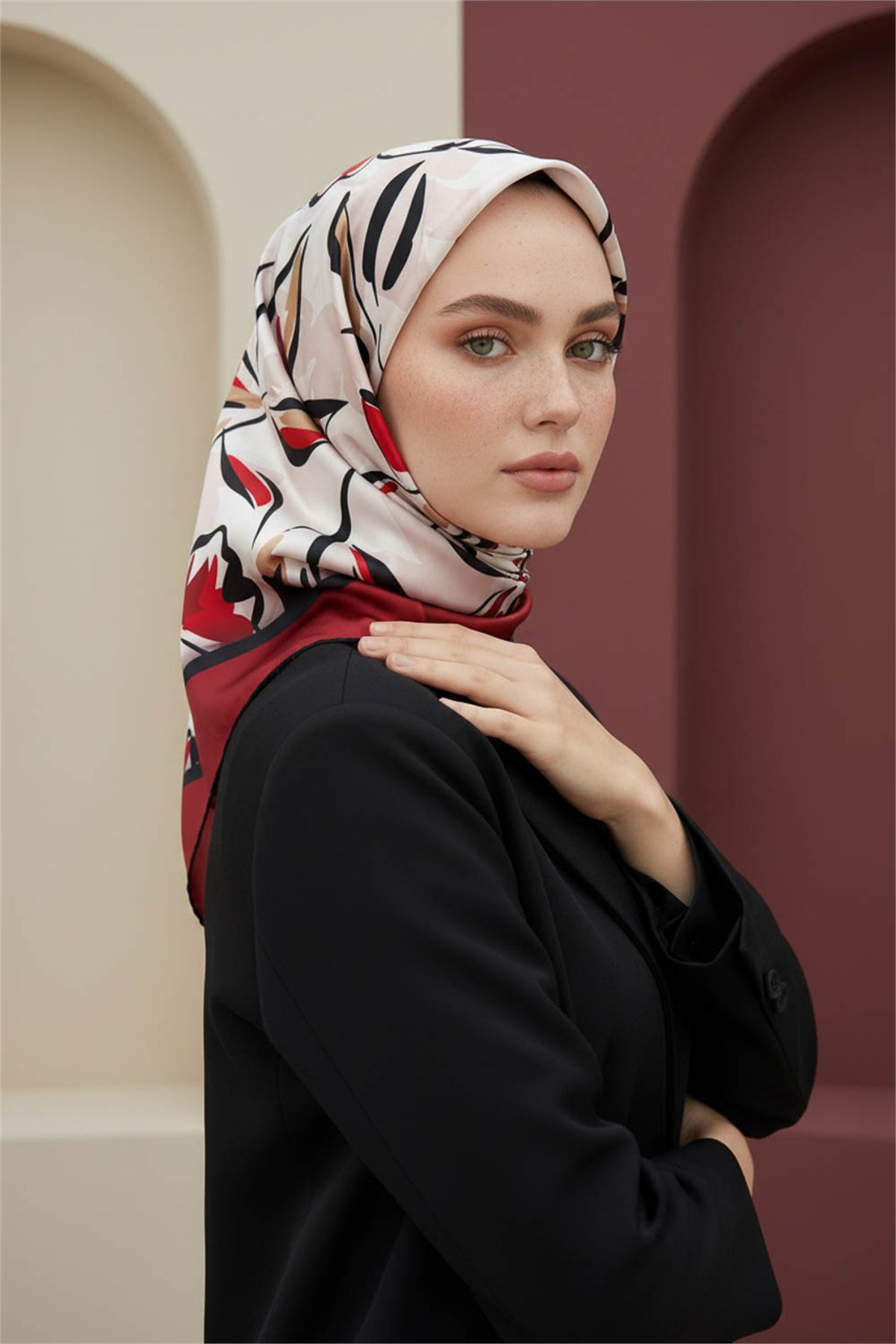 Rayon Bordürlü Çiçek Desenli Bordo Renkli 90x90 Dikim Şekli : El Dikişi Eşarp (İpek İçermez)