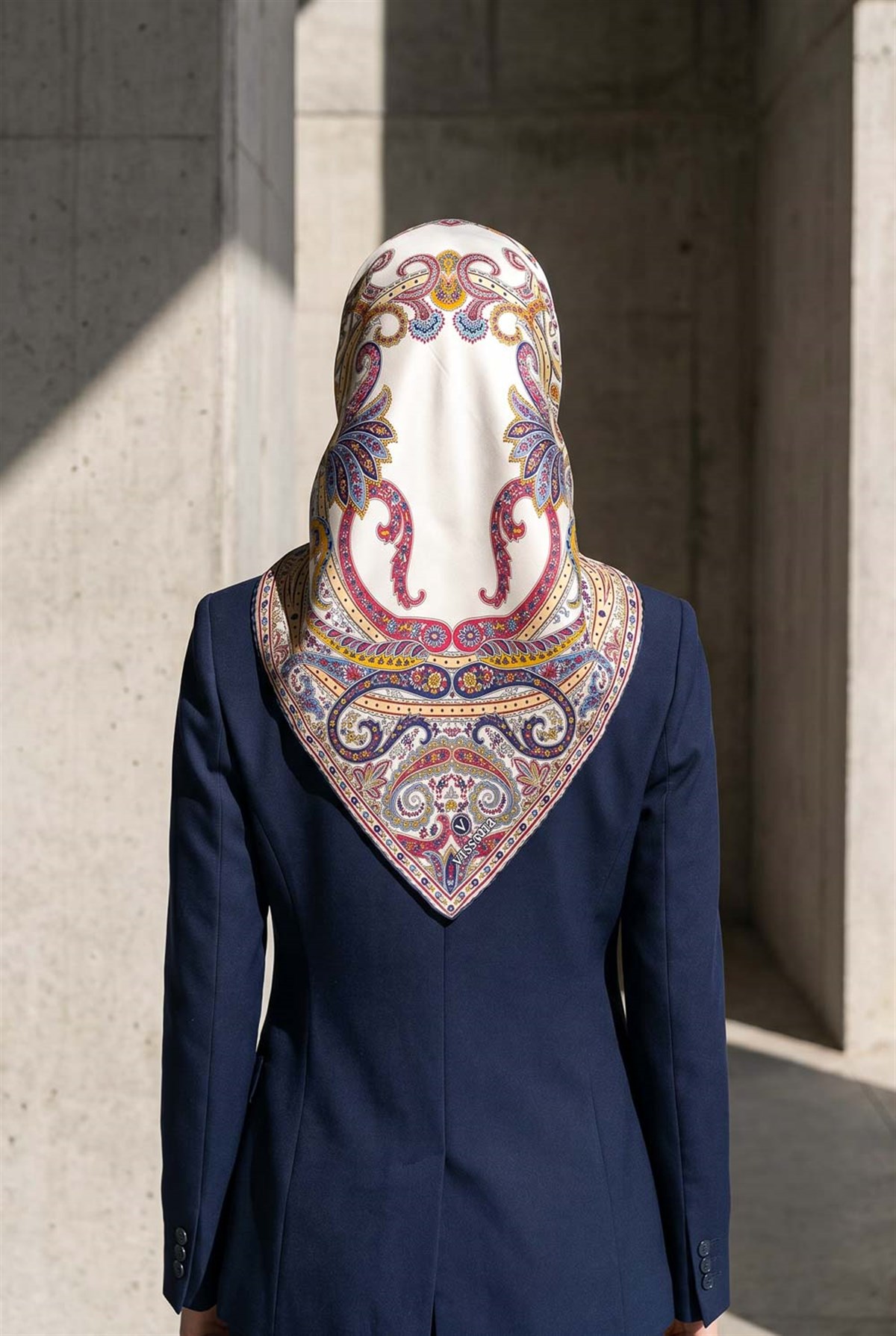 %100 Twill İpek Şal Desenli Lacivert - Gold Renkli 90x90 Eşarp Dikim Şekli : El Dikişi
