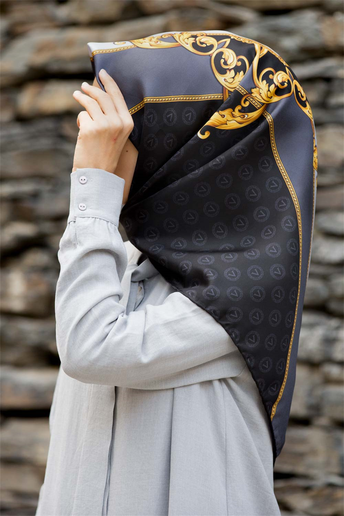 %100 Twill İpek Monogram Ve Barok Desenli Siyah - Gri Renkli 90x90 Eşarp Dikim Şekli : El Dikişi
