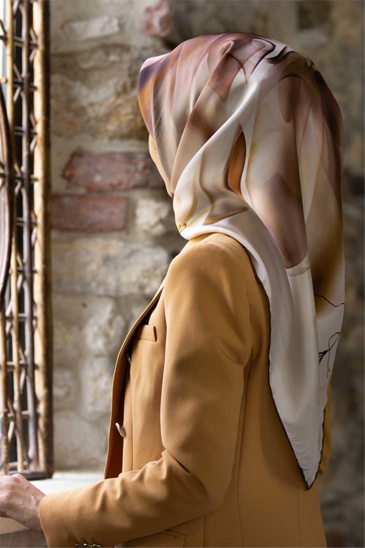 %100 Twill İpek Büyük Çiçek Desenli Kahverengi - Krem Renkli 90x90 Eşarp Dikim Şekli : El Dikişi