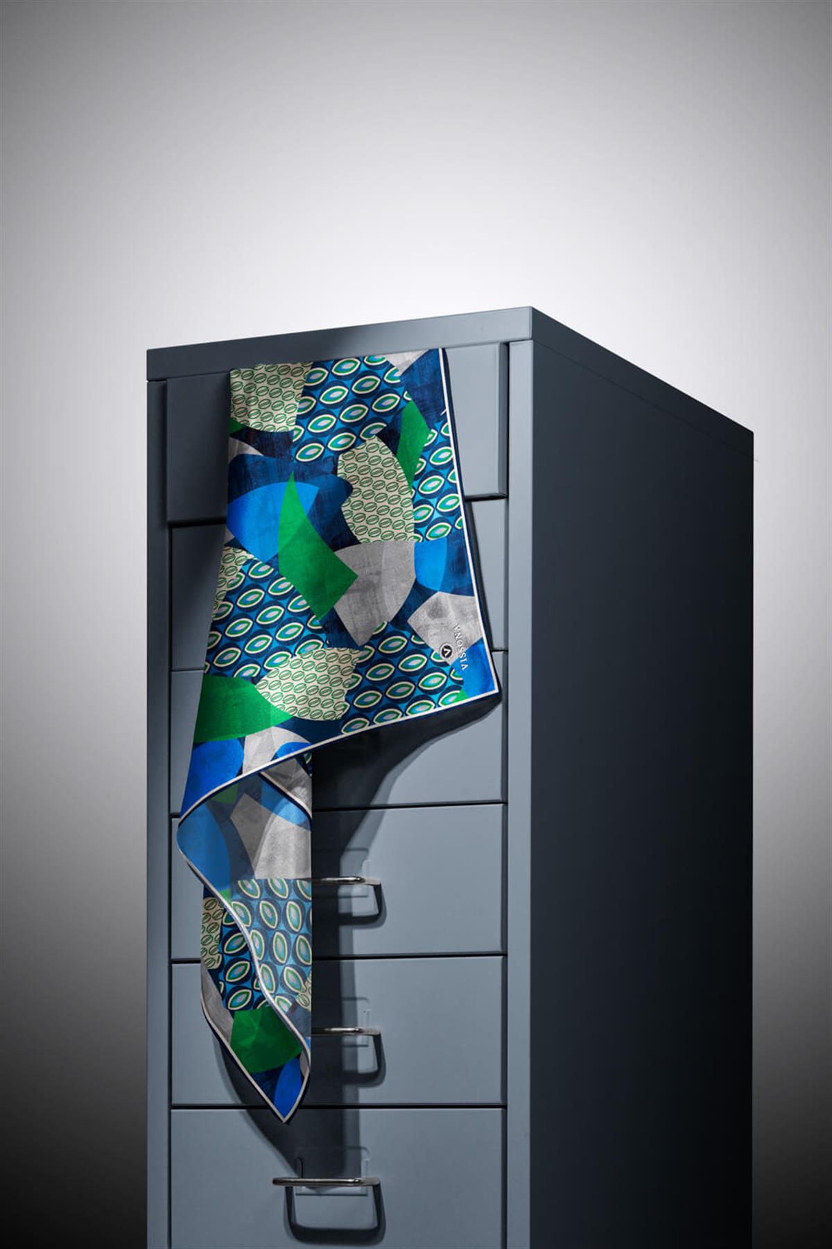 %100 Twill İpek Geometrik Desenli Lacivert - Zümrüt Yeşili Renkli 90x90 Eşarp Kenar Dikiş Şekli El Dikişli