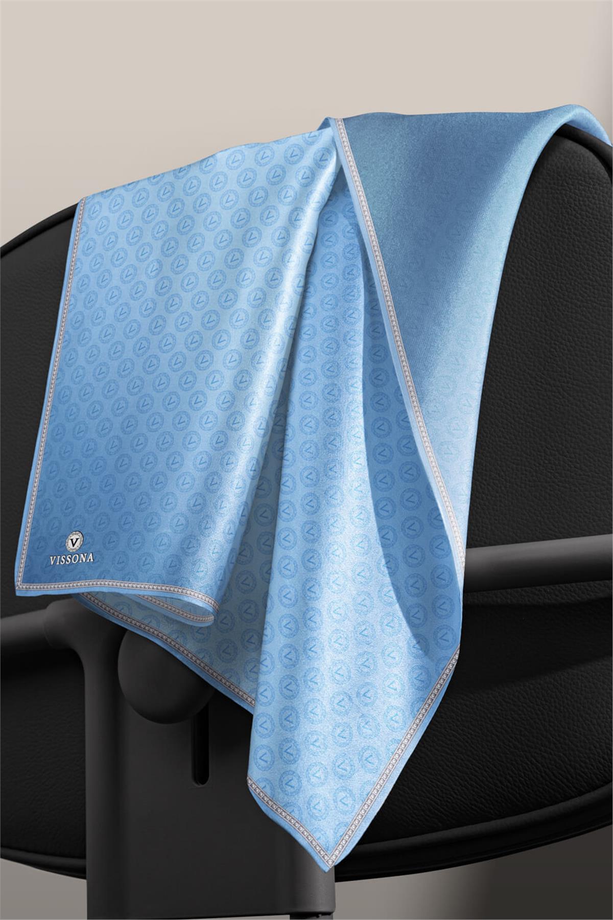 %100 Twill İpek Monogram Desenli Bebe Mavisi Renkli 90x90 Eşarp Dikim Şekli : El Dikişi